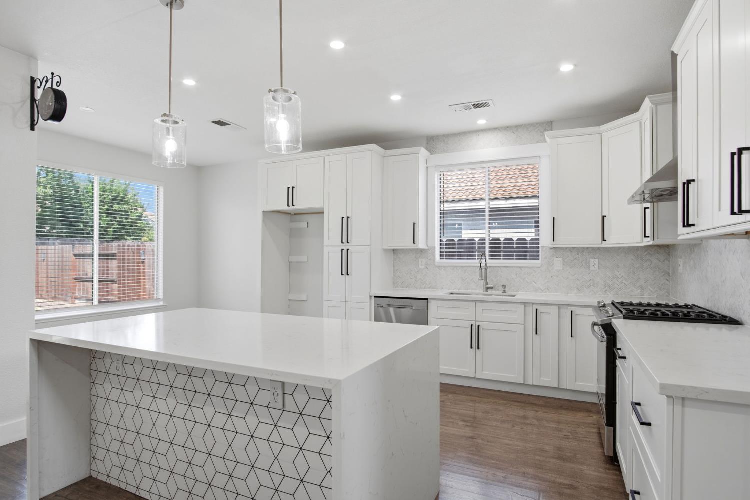 1123 Woodland Dr, Turlock, CA 95382