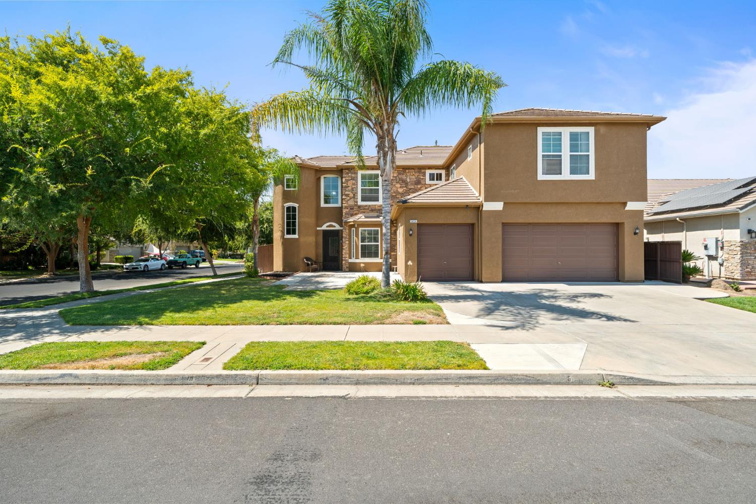 2454 Kaweah Ave, Clovis, CA 93619