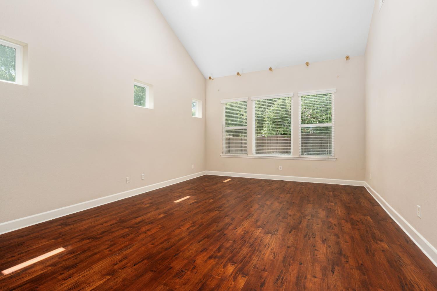 2454 Kaweah Ave, Clovis, CA 93619