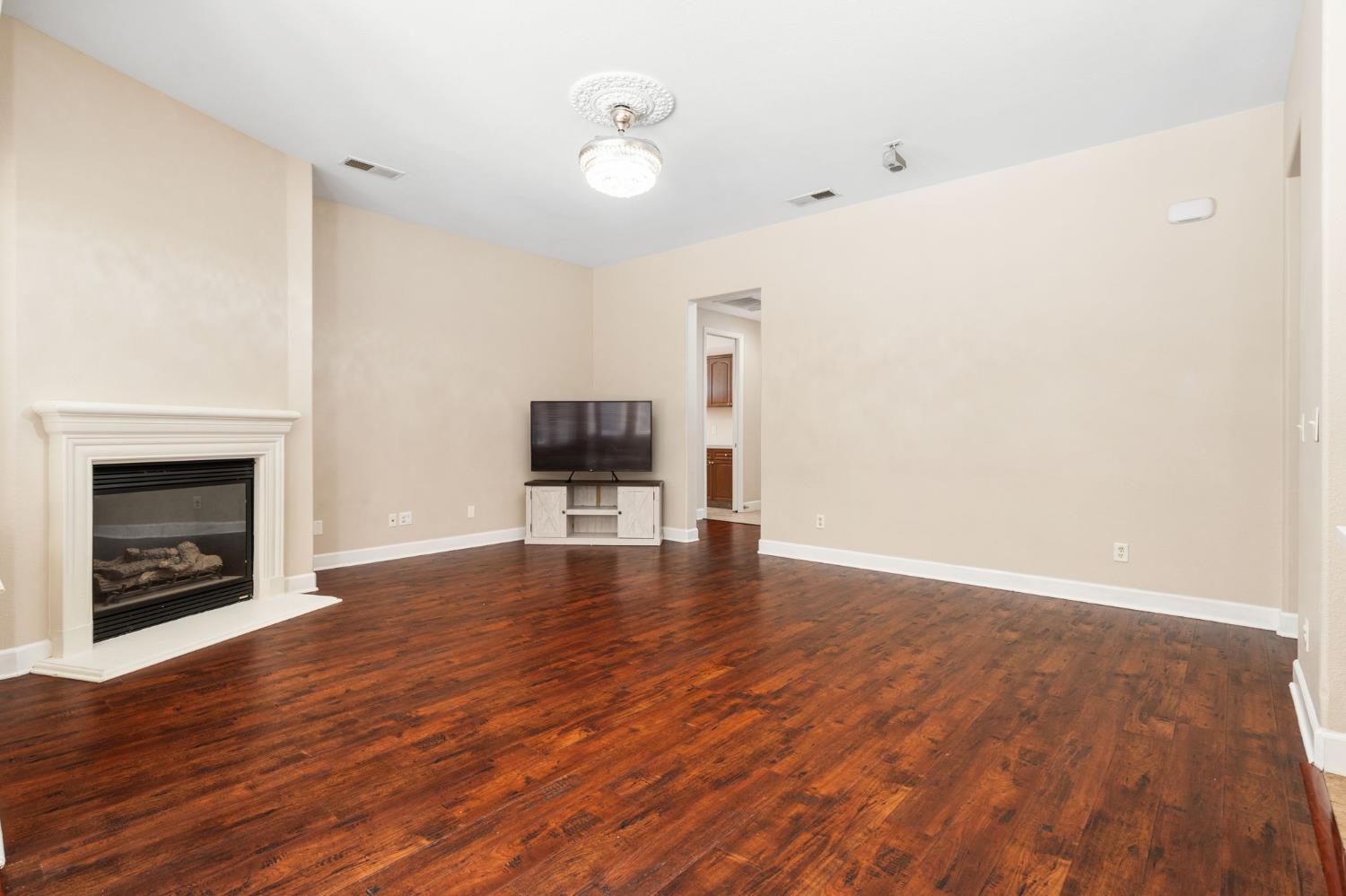 2454 Kaweah Ave, Clovis, CA 93619