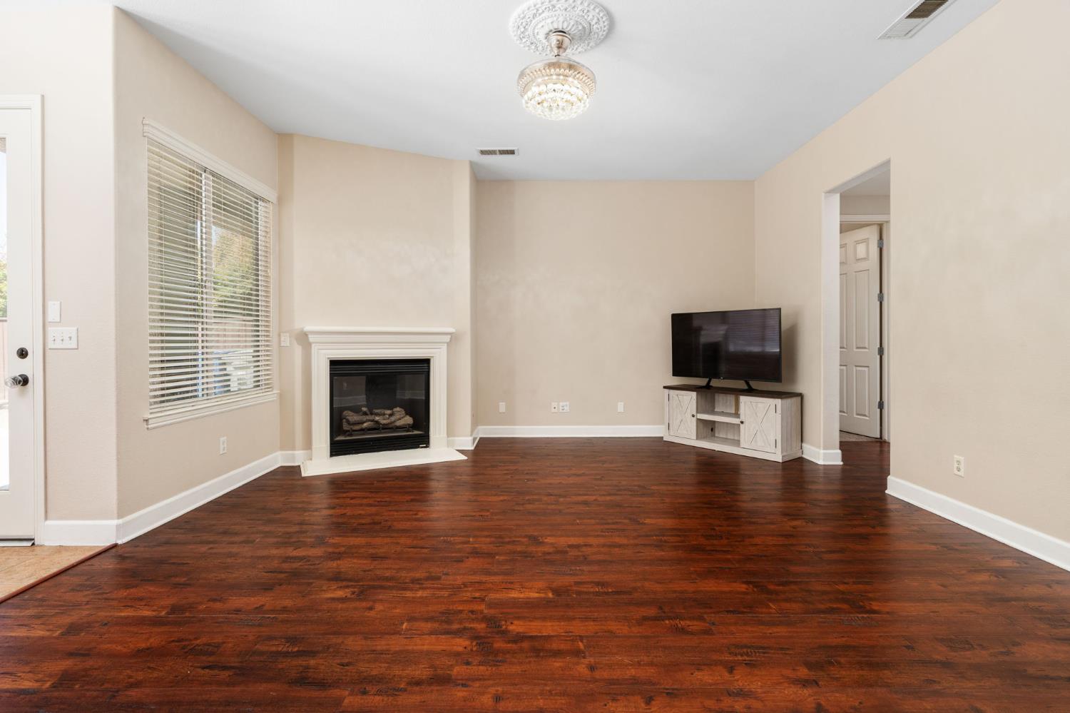 2454 Kaweah Ave, Clovis, CA 93619