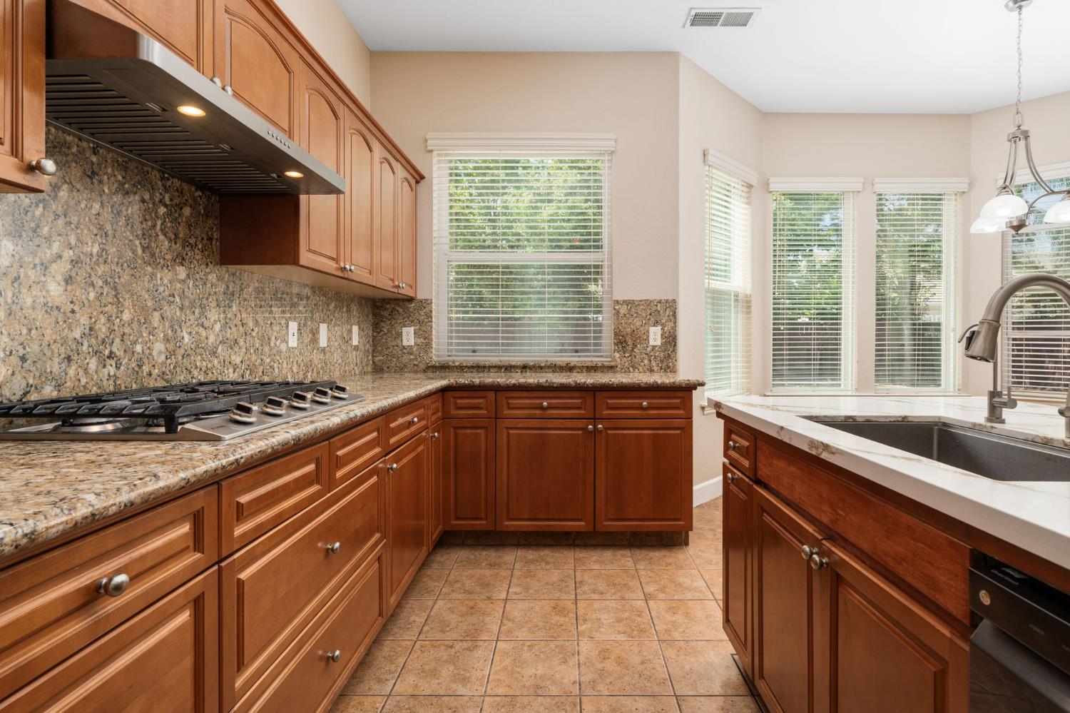 2454 Kaweah Ave, Clovis, CA 93619
