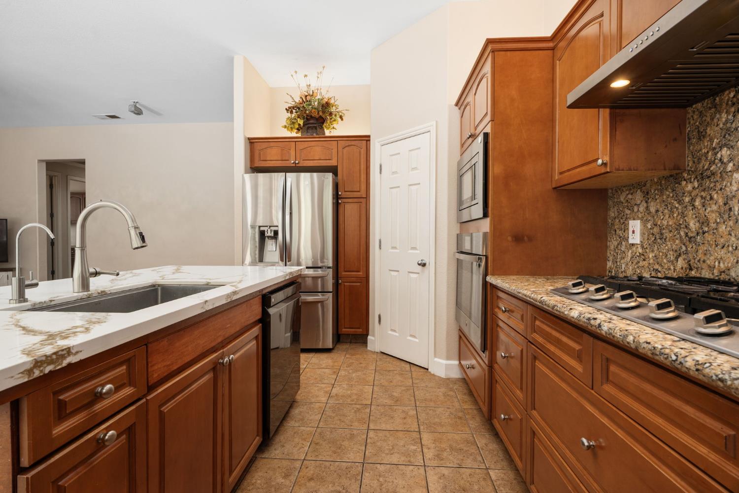 2454 Kaweah Ave, Clovis, CA 93619