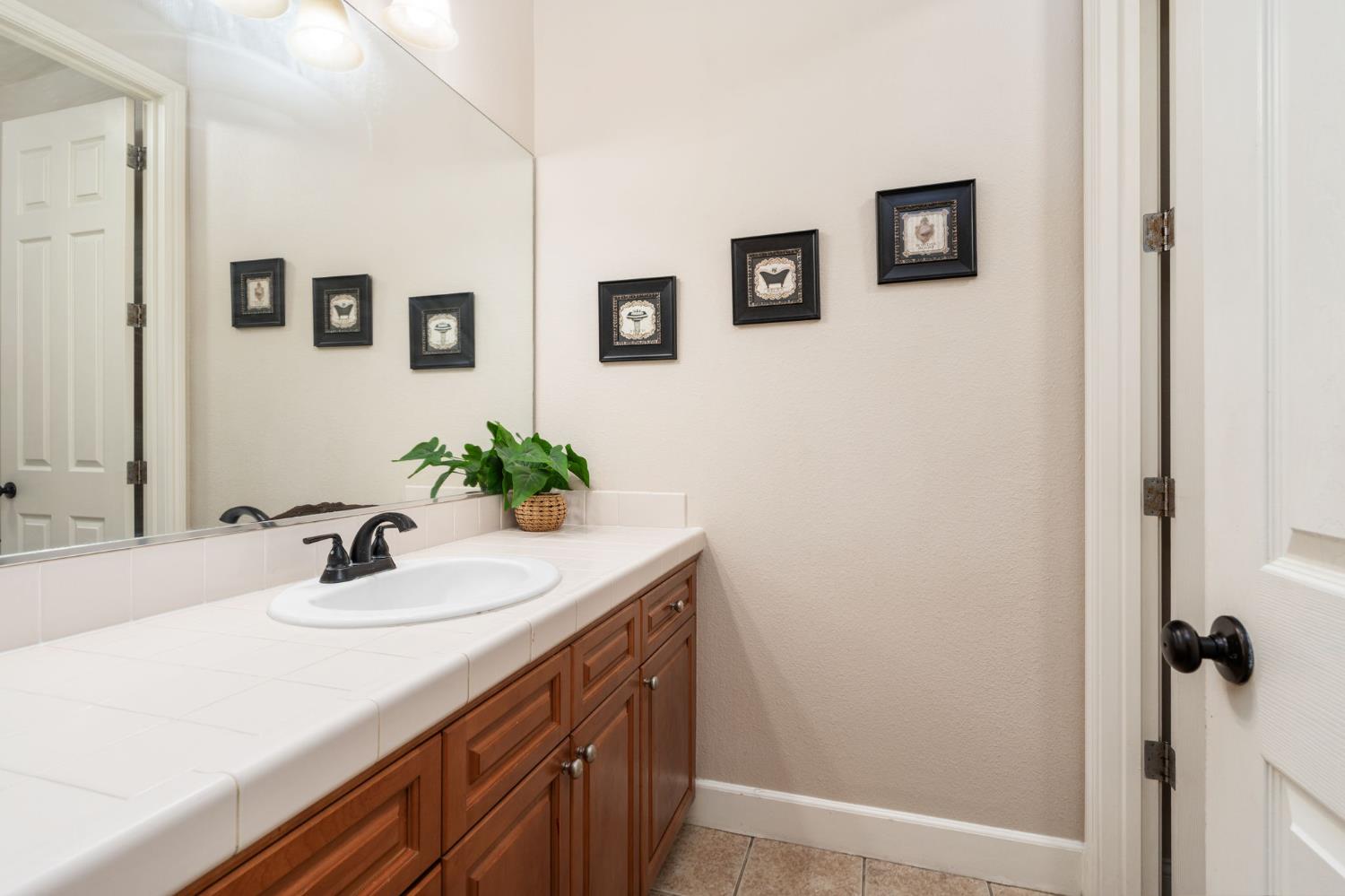 2454 Kaweah Ave, Clovis, CA 93619