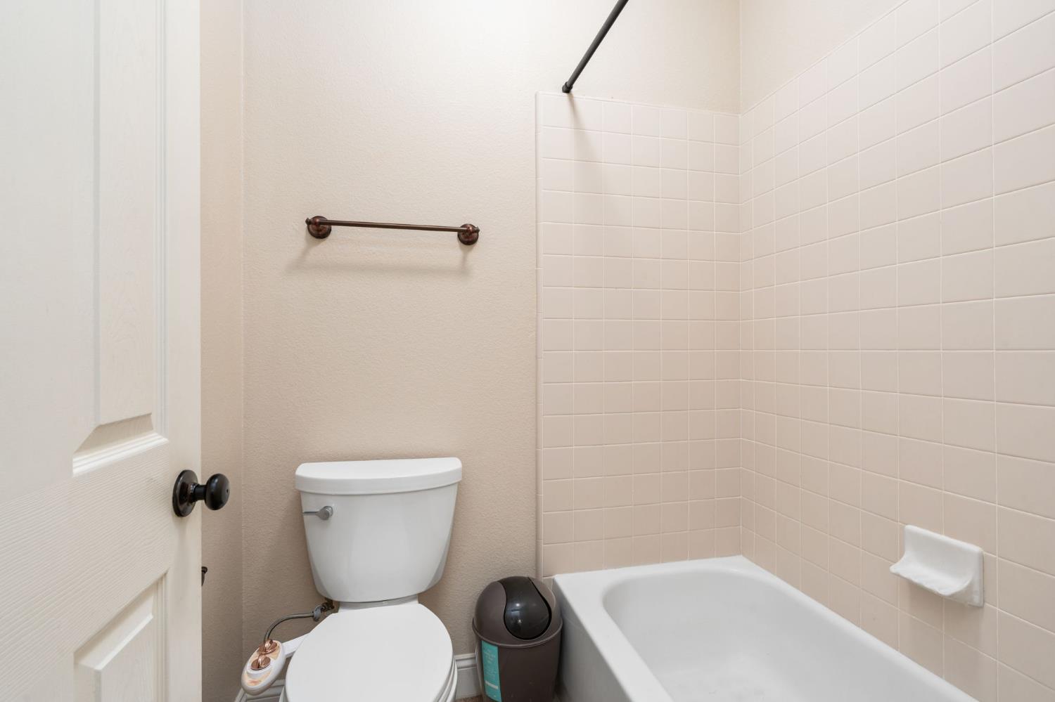 2454 Kaweah Ave, Clovis, CA 93619