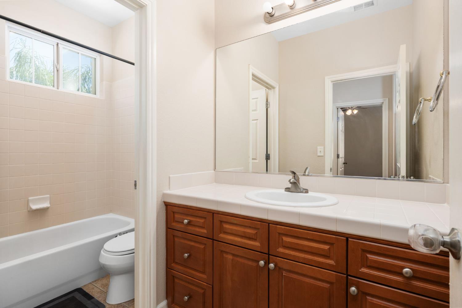 2454 Kaweah Ave, Clovis, CA 93619