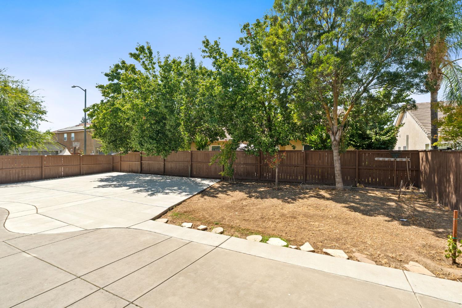 2454 Kaweah Ave, Clovis, CA 93619