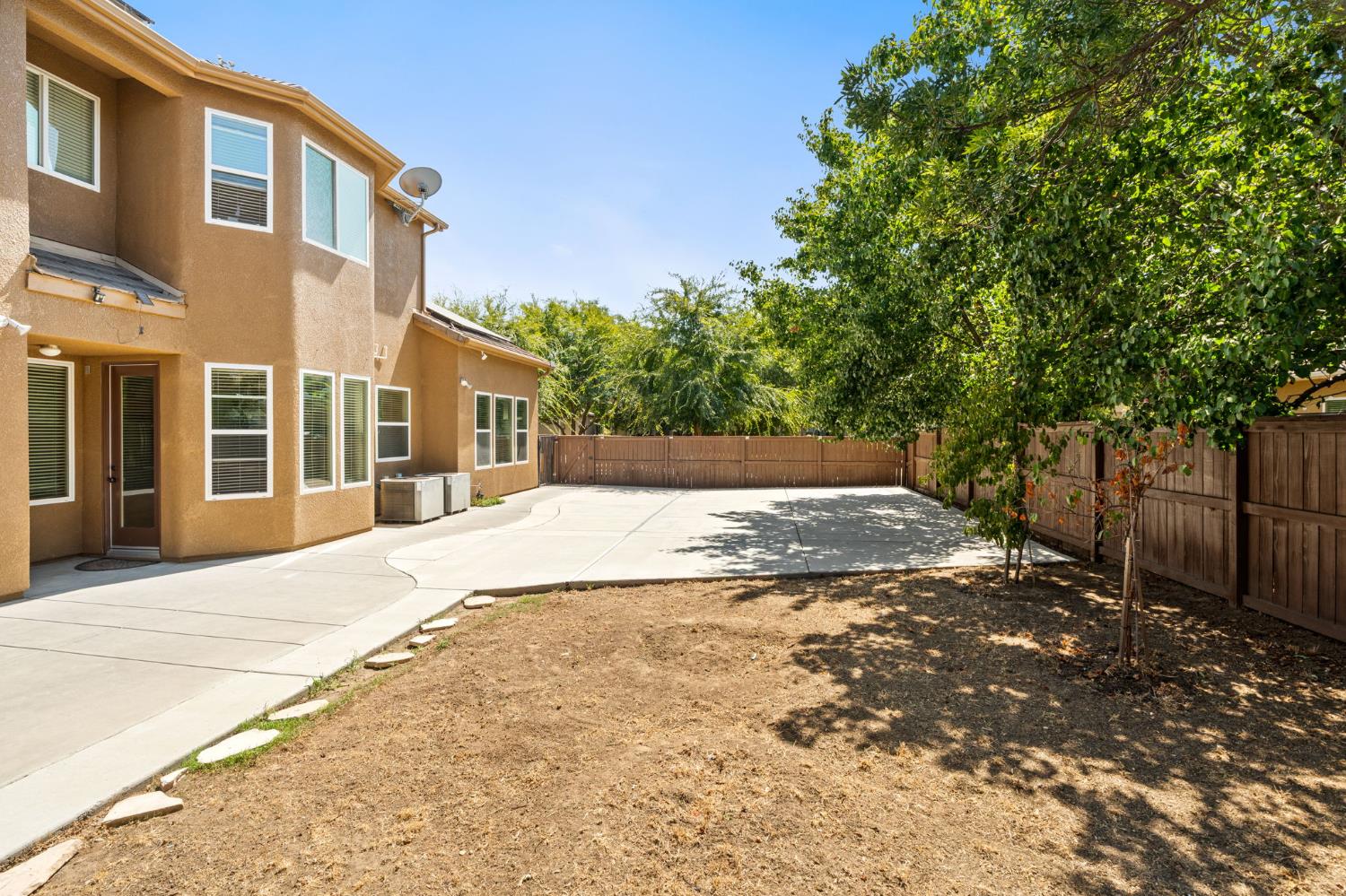 2454 Kaweah Ave, Clovis, CA 93619