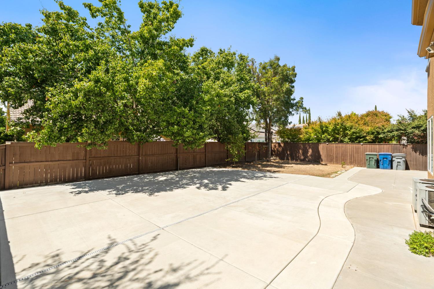 2454 Kaweah Ave, Clovis, CA 93619