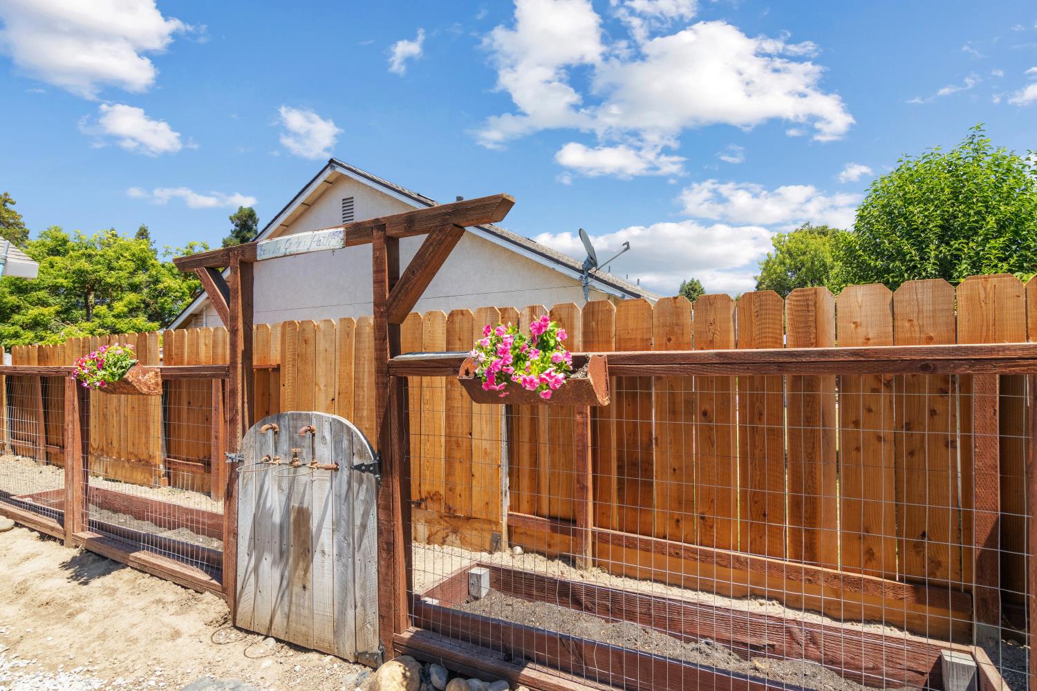 13132 Heather Dr, Waterford, CA 95386