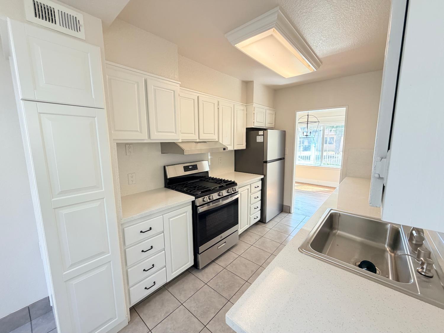 113 Walden St, Modesto, CA 95354