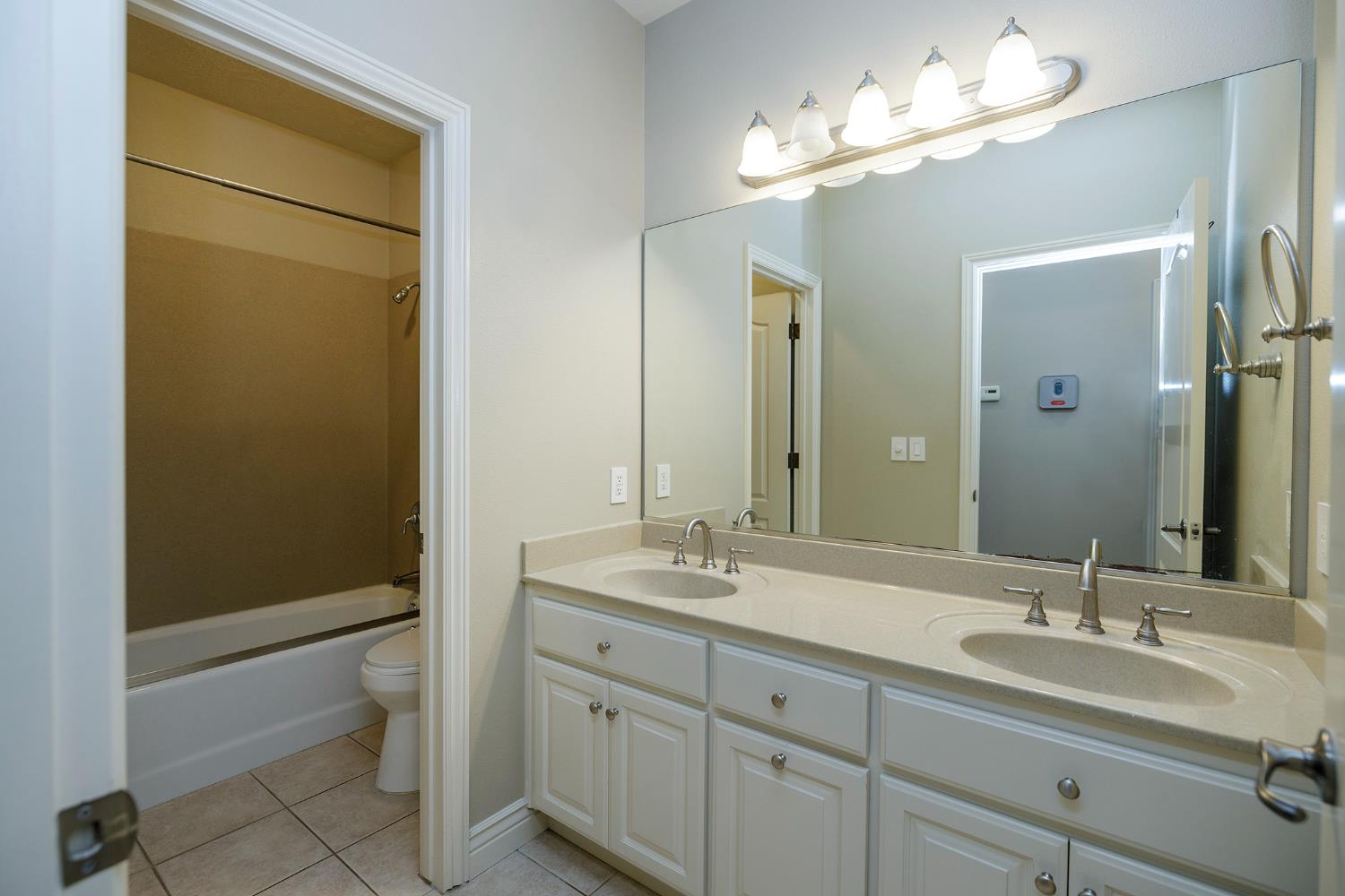 2505 Nathaniel Ct, Escalon, CA 95320
