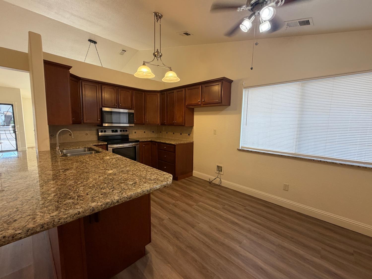 523 Chesterfield Dr, Patterson, CA 95363