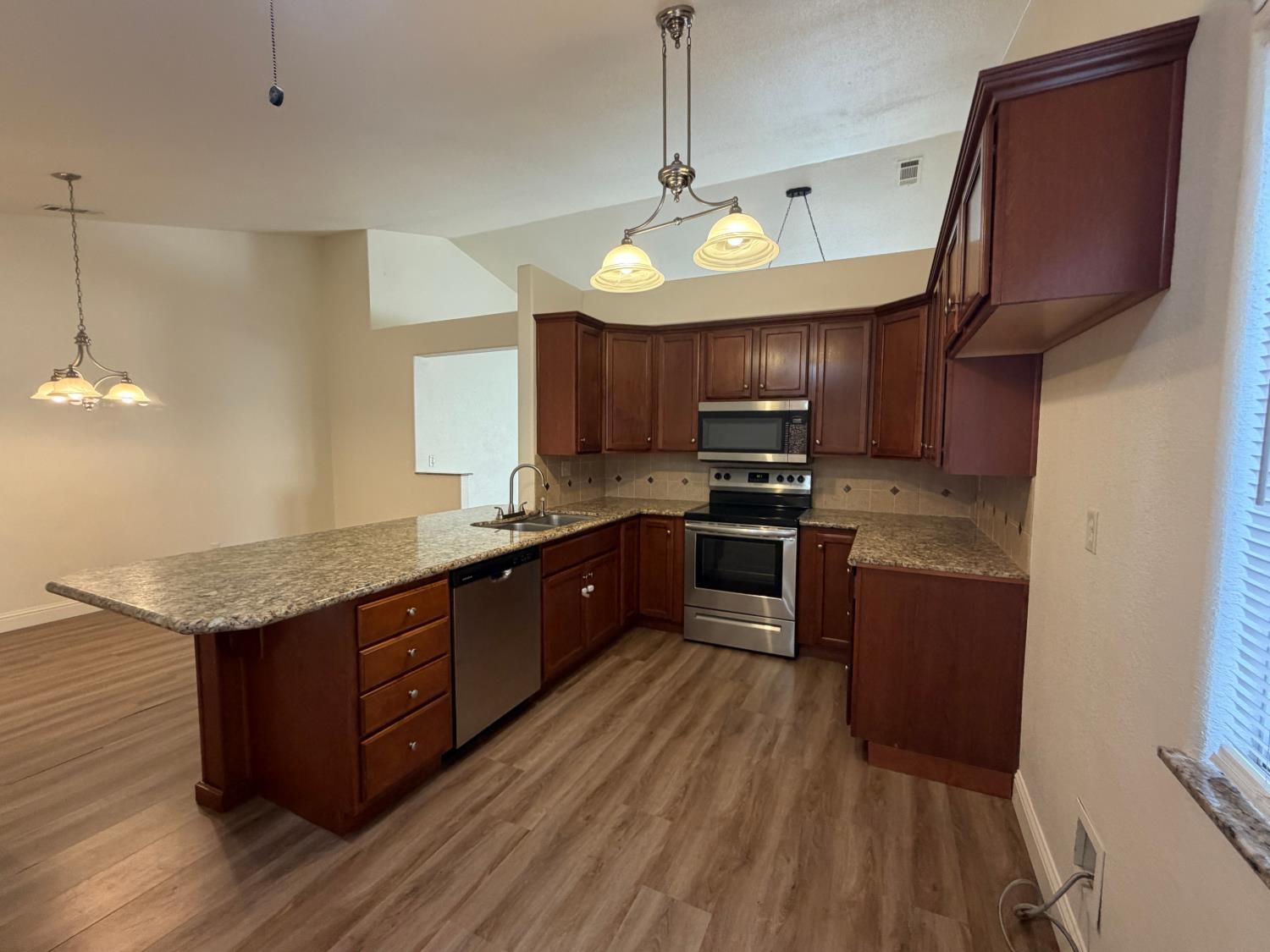 523 Chesterfield Dr, Patterson, CA 95363