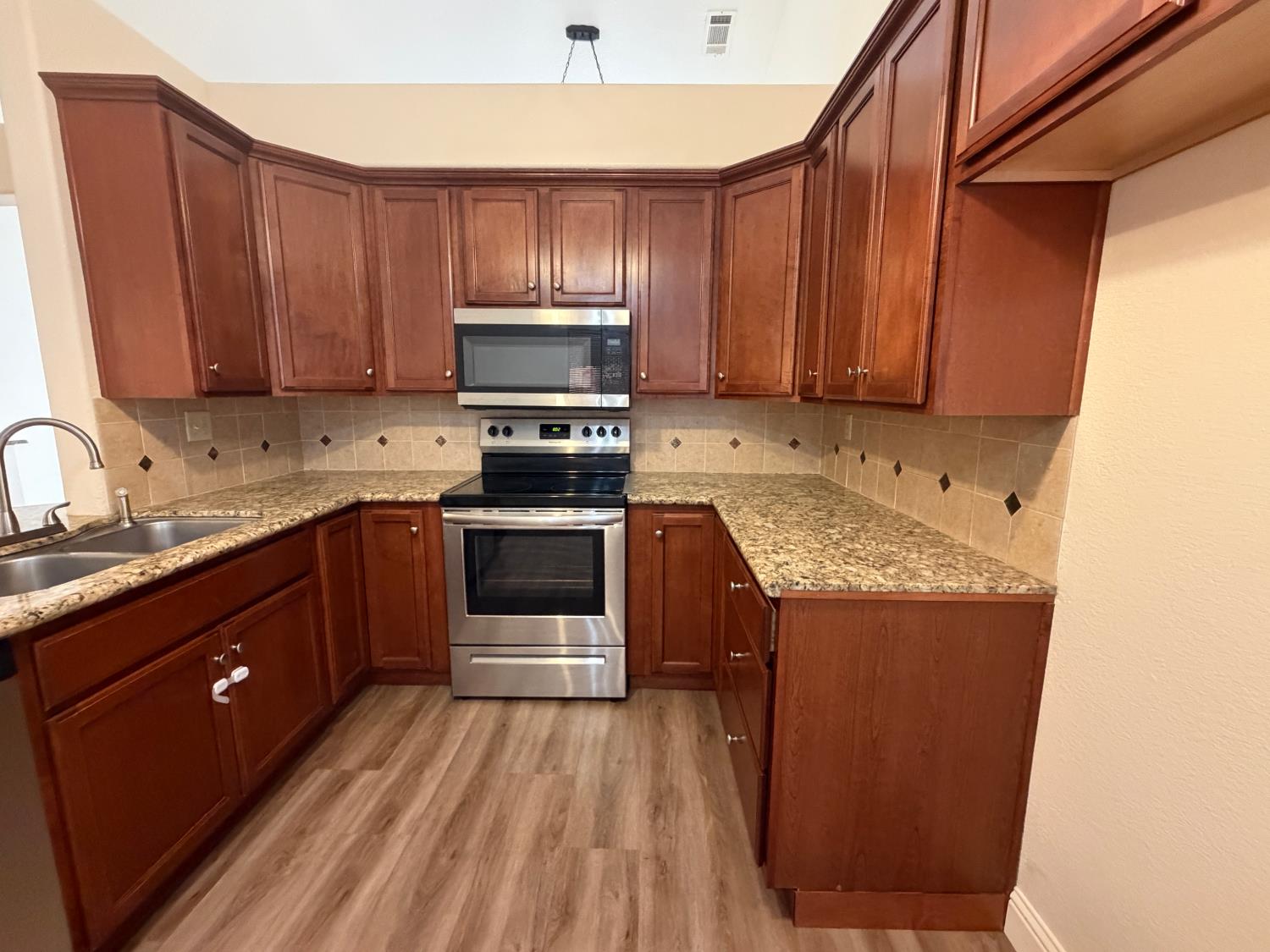 523 Chesterfield Dr, Patterson, CA 95363