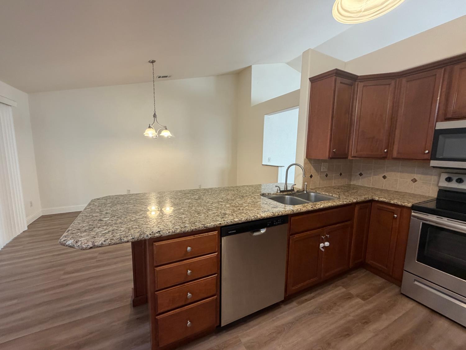 523 Chesterfield Dr, Patterson, CA 95363