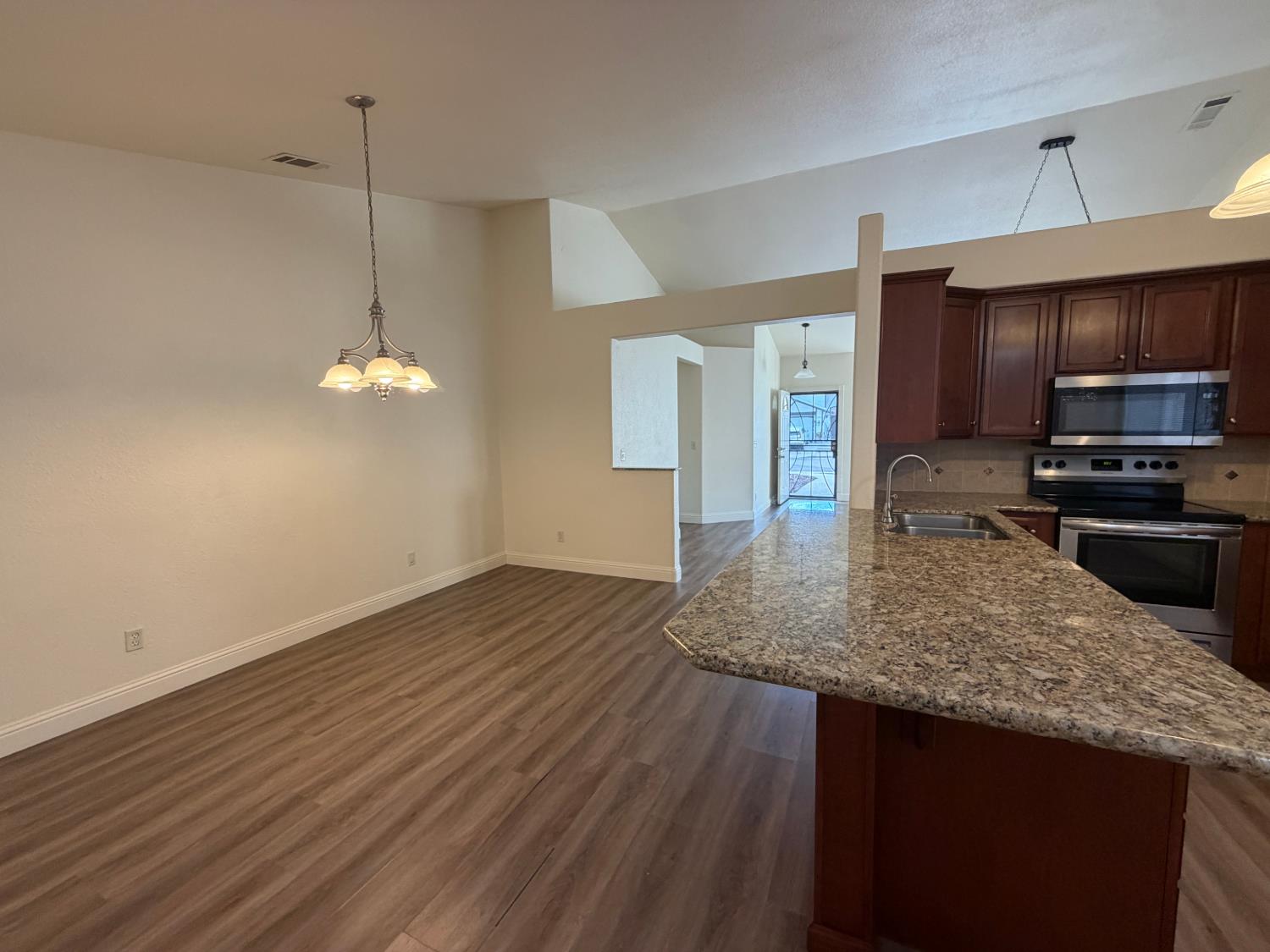 523 Chesterfield Dr, Patterson, CA 95363