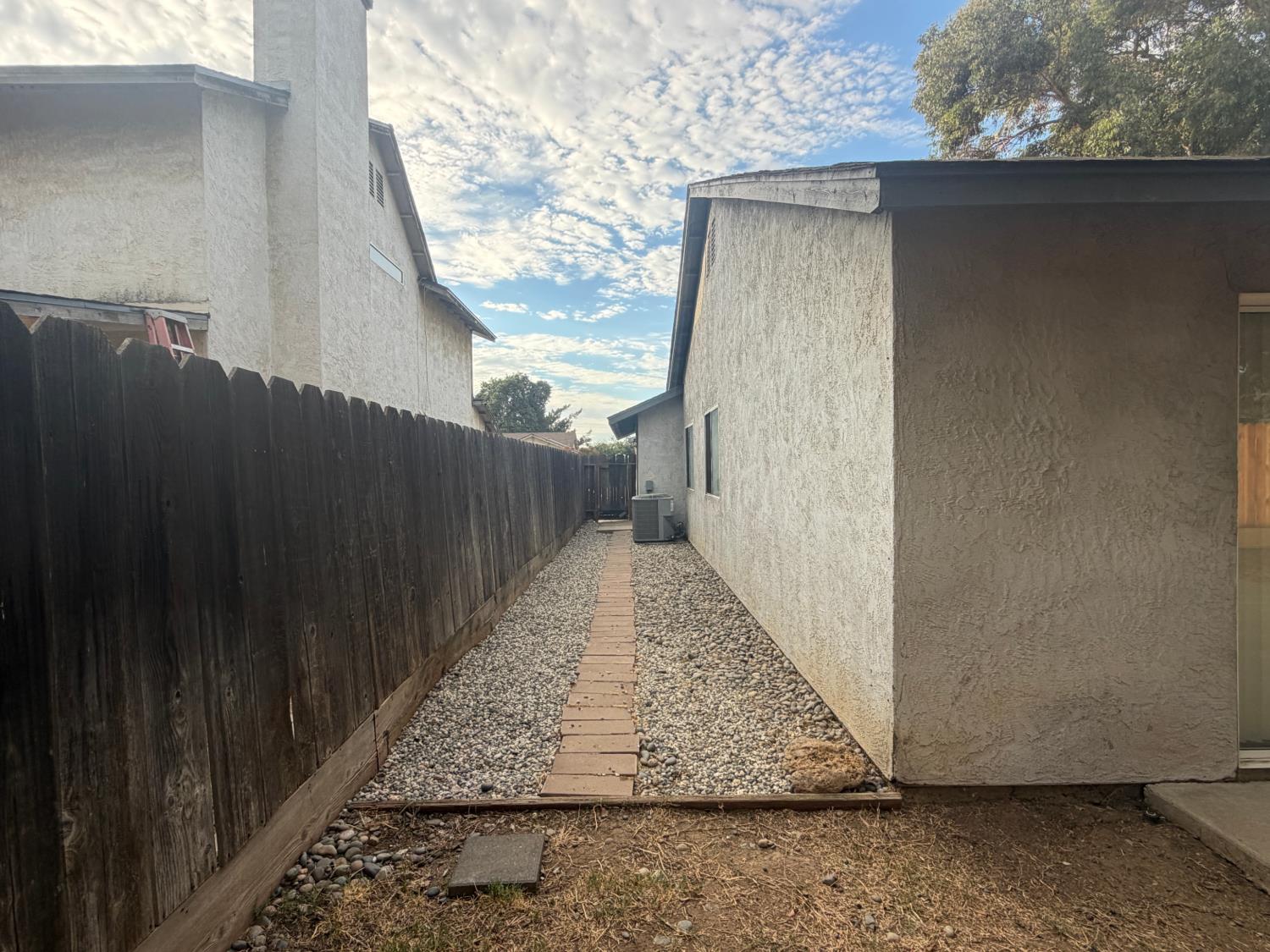 523 Chesterfield Dr, Patterson, CA 95363