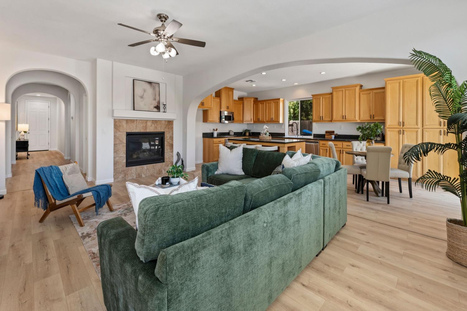 866 Raccoon Valley Dr, Manteca, CA 95336