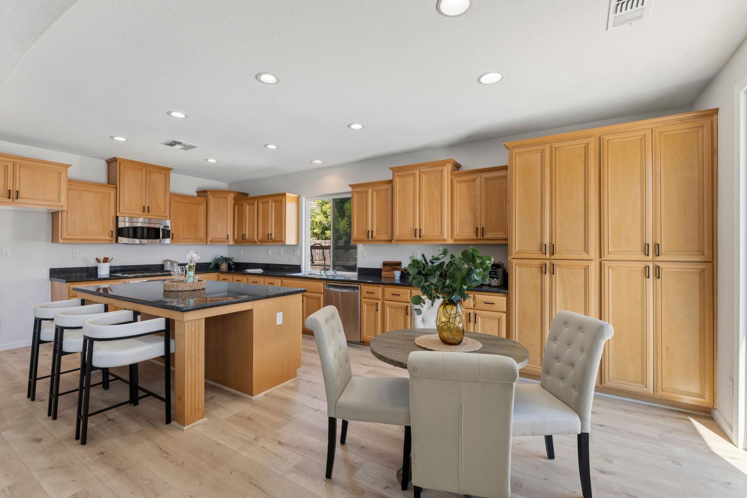 866 Raccoon Valley Dr, Manteca, CA 95336