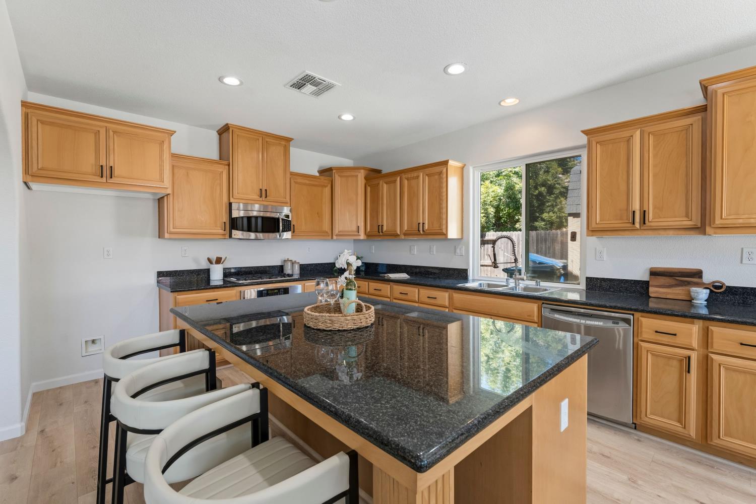 866 Raccoon Valley Dr, Manteca, CA 95336