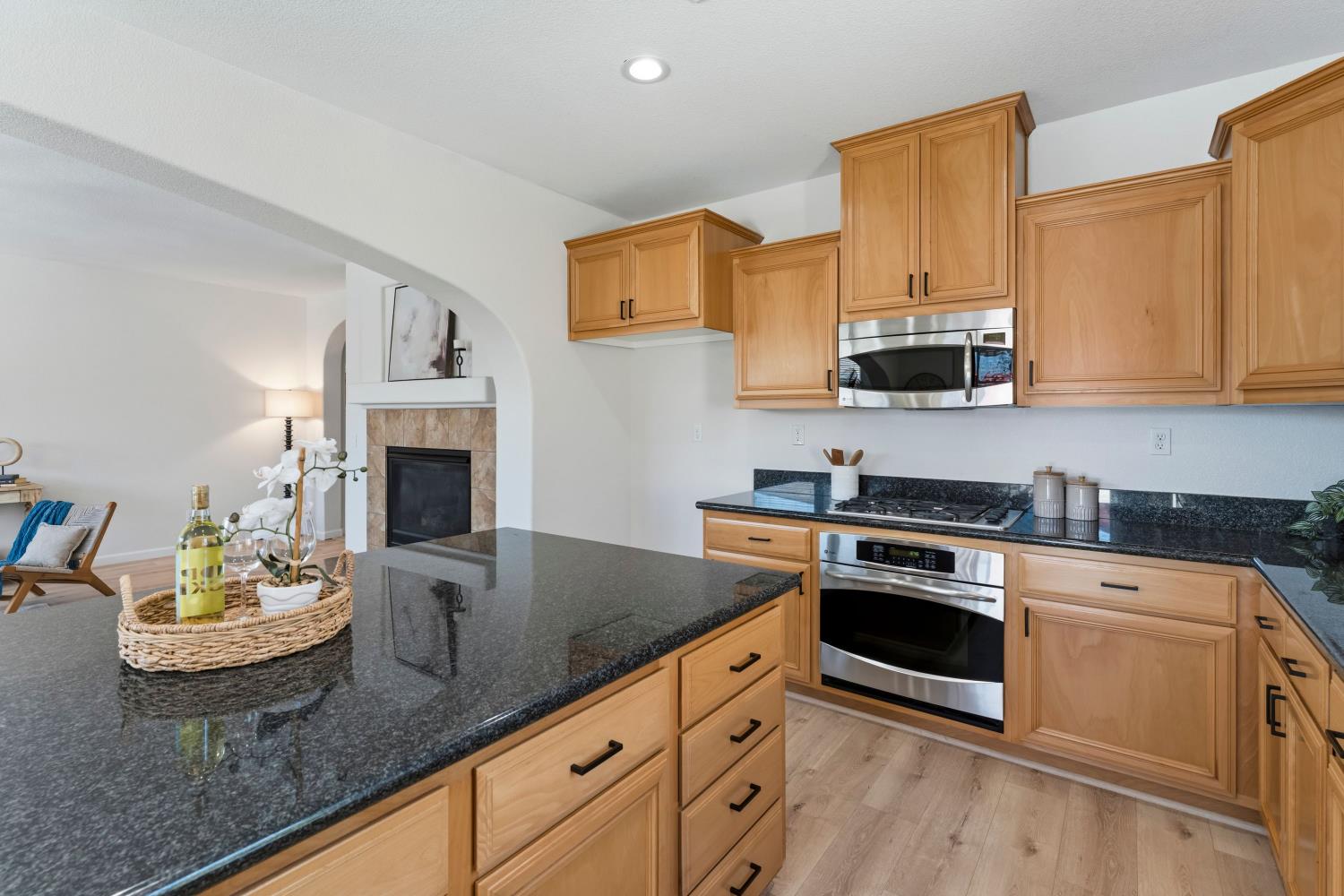 866 Raccoon Valley Dr, Manteca, CA 95336