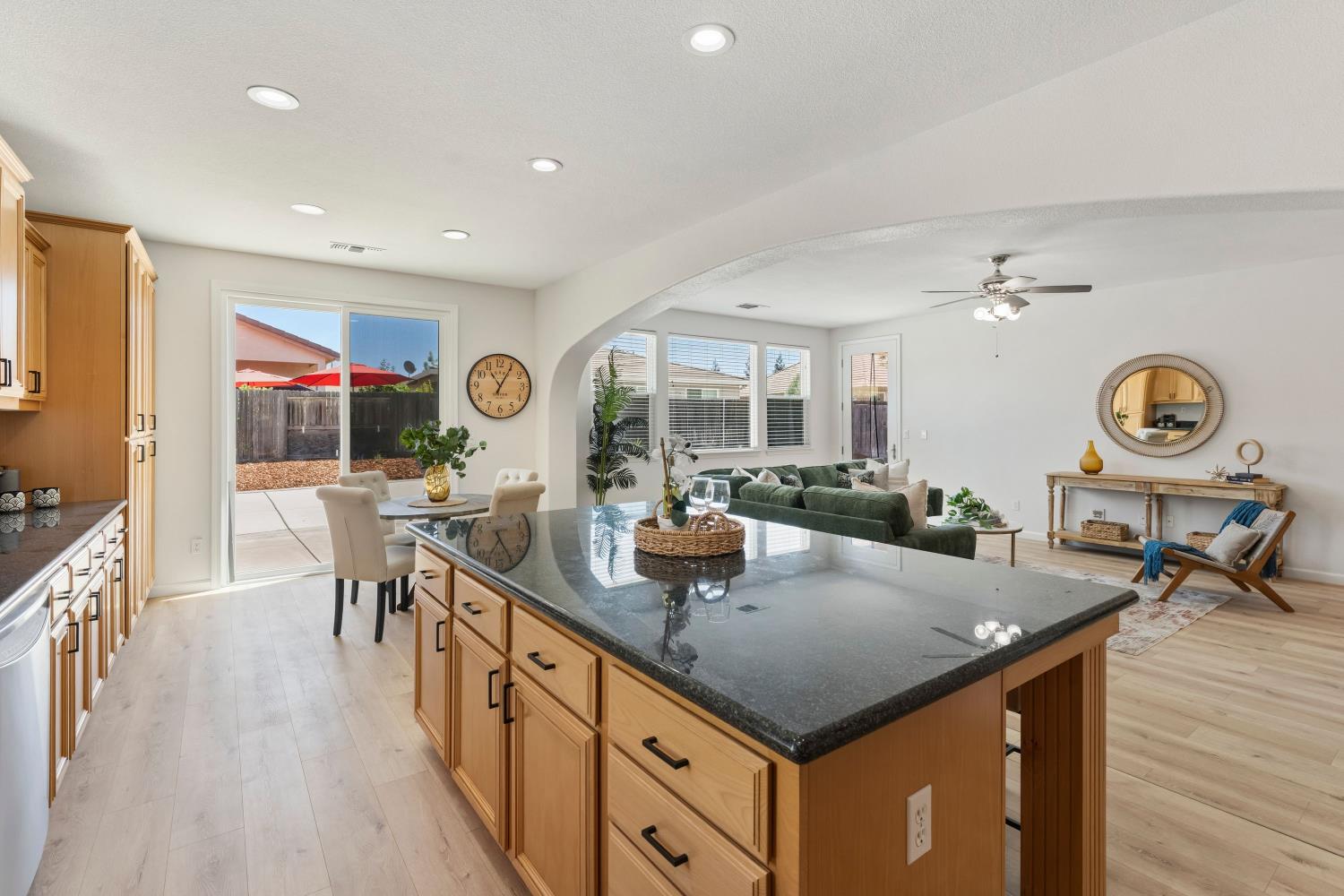 866 Raccoon Valley Dr, Manteca, CA 95336