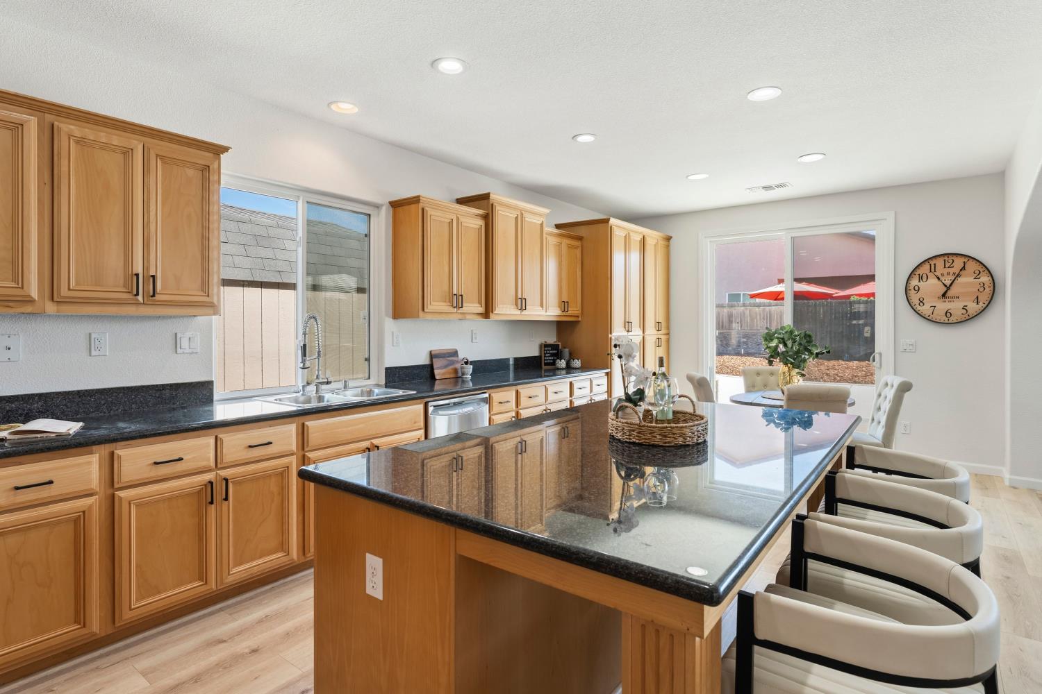 866 Raccoon Valley Dr, Manteca, CA 95336