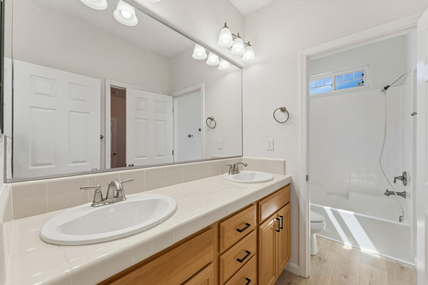 866 Raccoon Valley Dr, Manteca, CA 95336