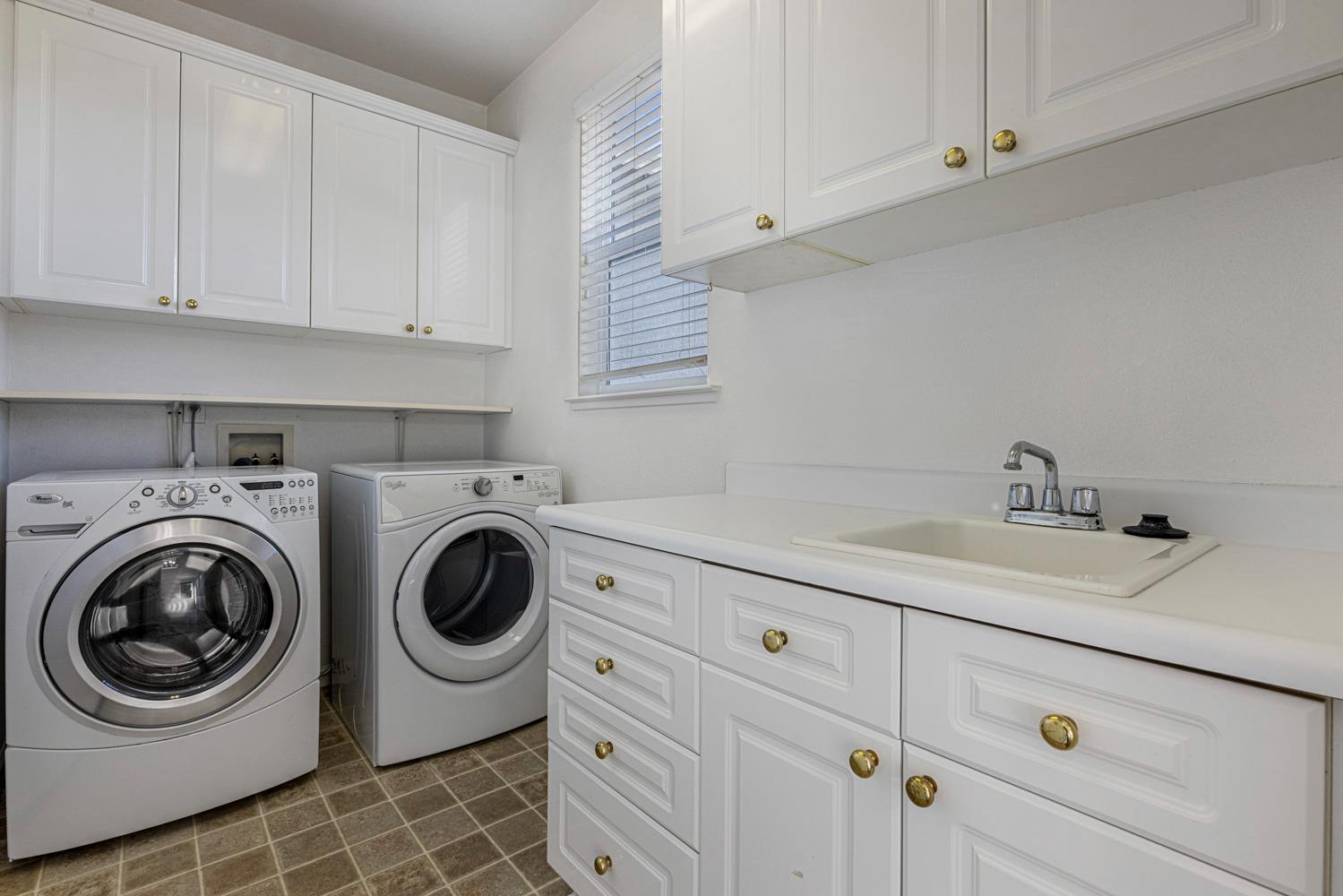 1584 Irvin Ct, Oakdale, CA 95361