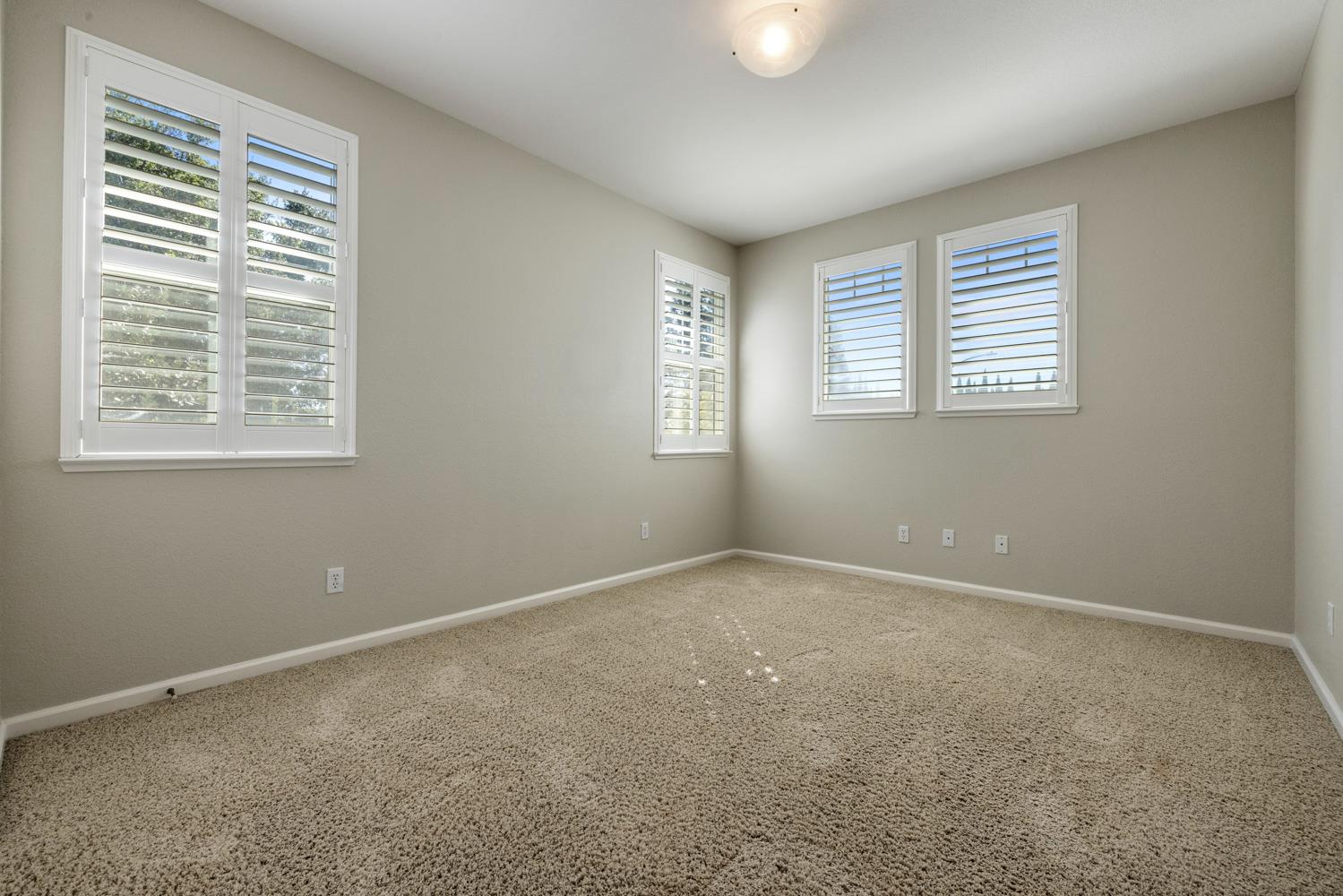 1584 Irvin Ct, Oakdale, CA 95361