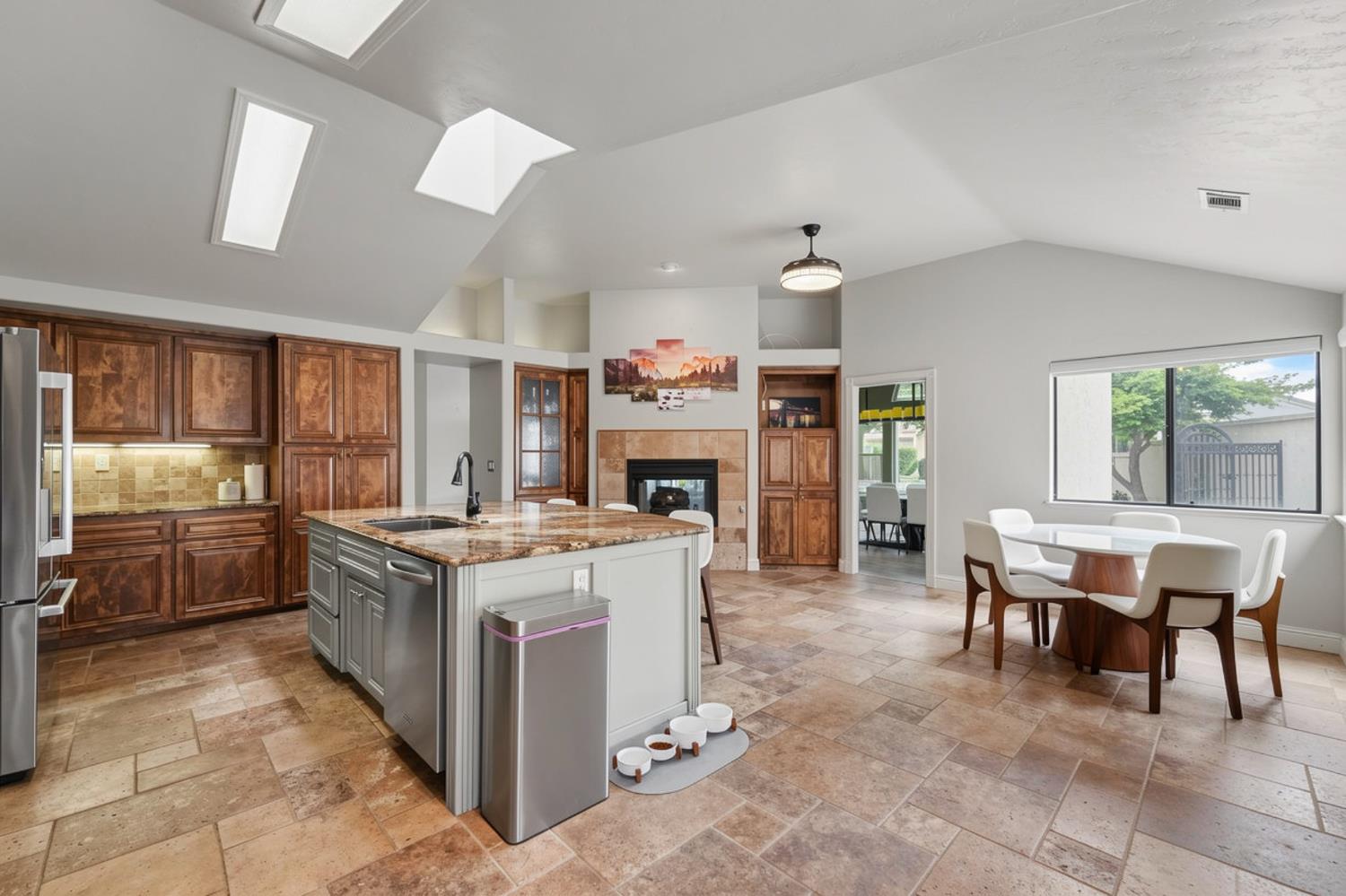 4221 Copper Creek Dr, Modesto, CA 95355