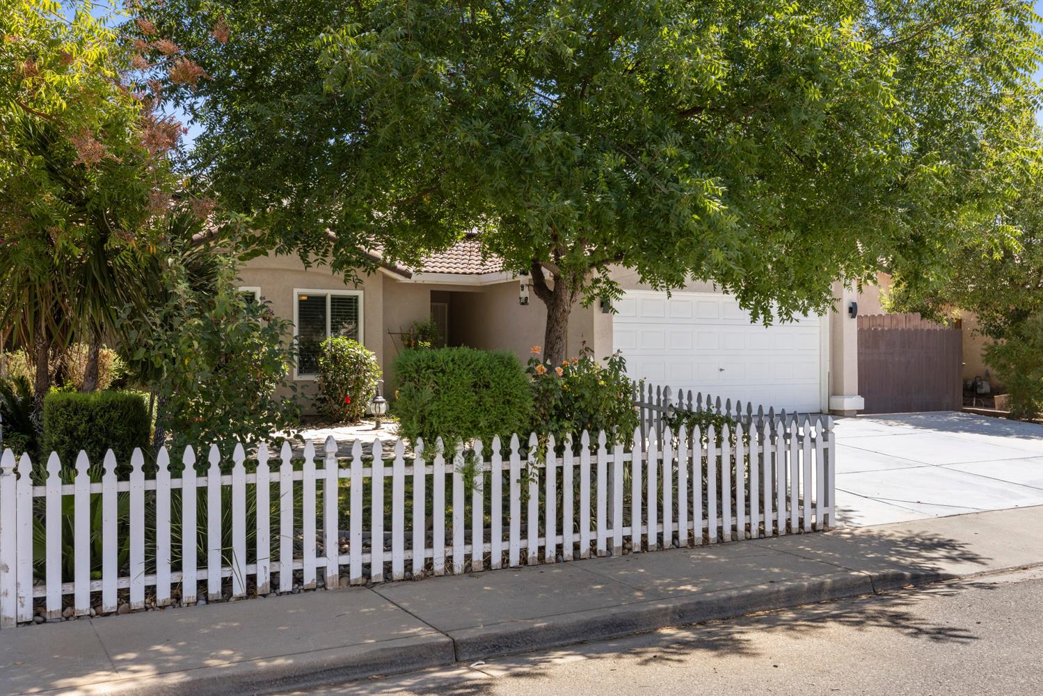 379 Shalako Dr, Oakdale, CA 95361