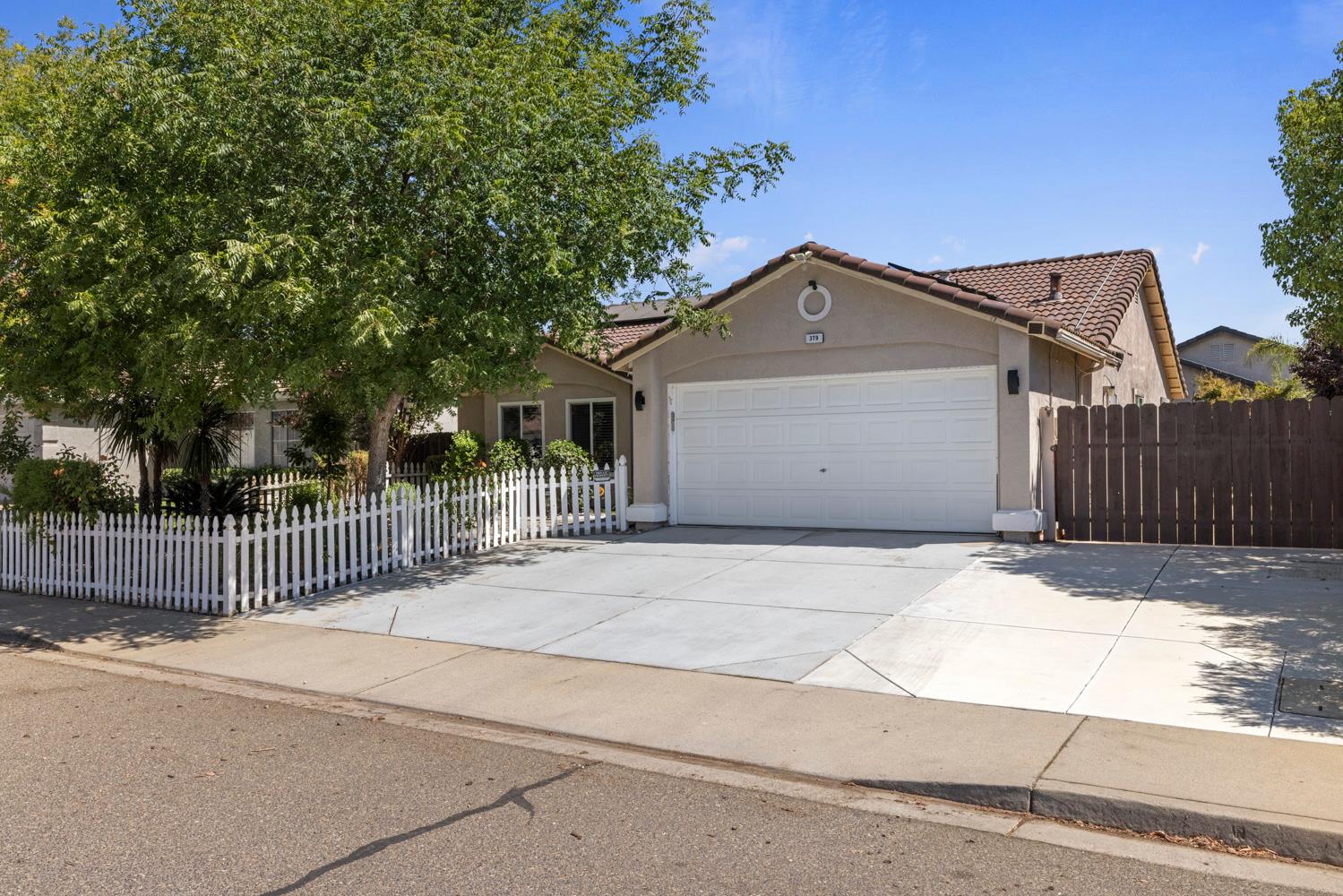 379 Shalako Dr, Oakdale, CA 95361
