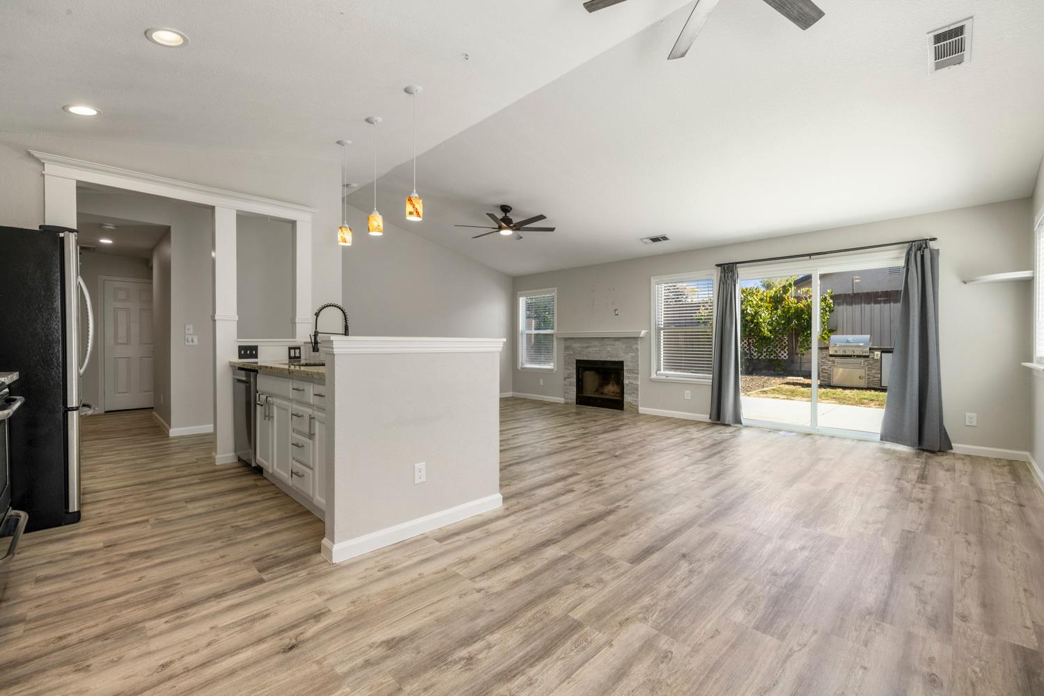 379 Shalako Dr, Oakdale, CA 95361