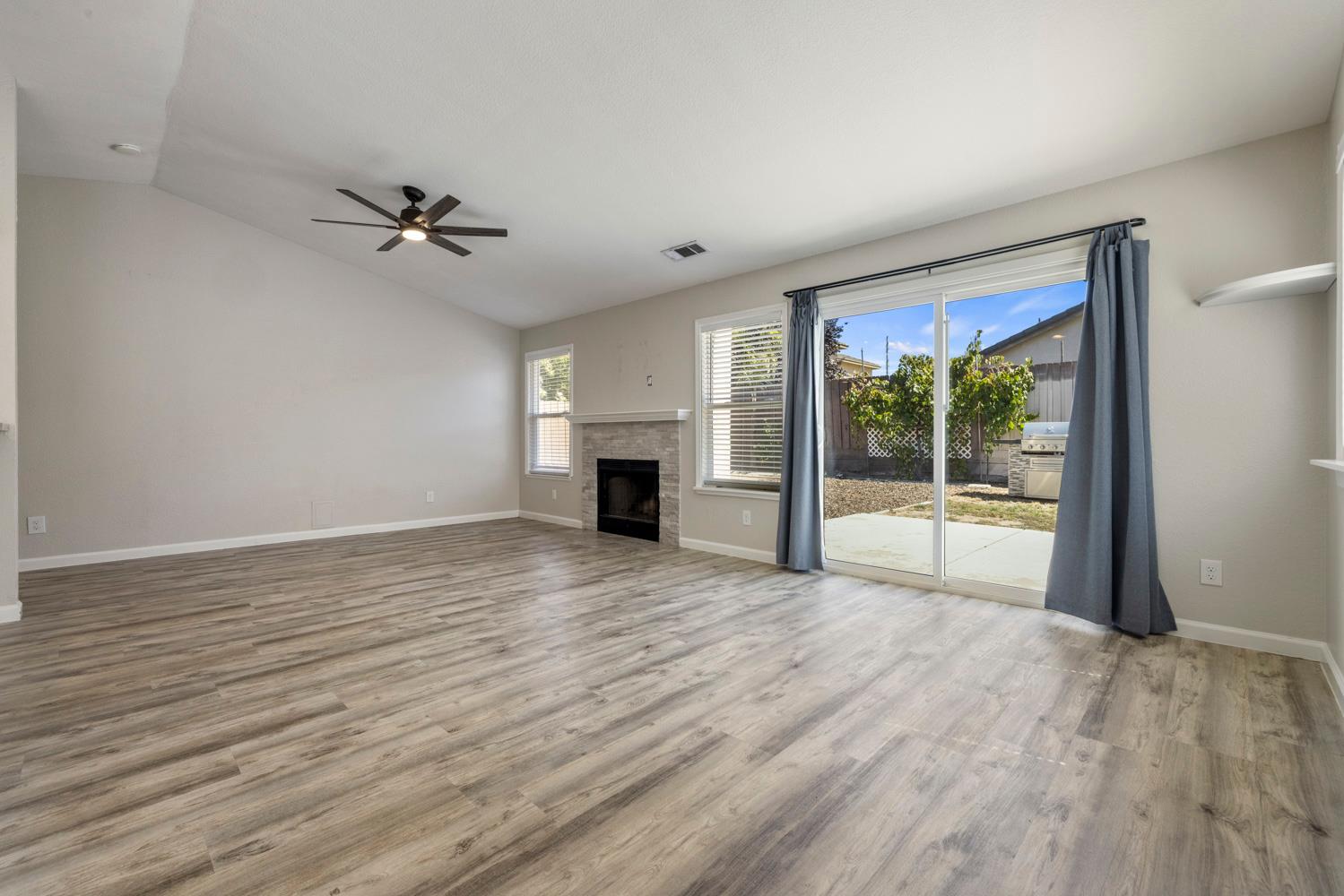 379 Shalako Dr, Oakdale, CA 95361