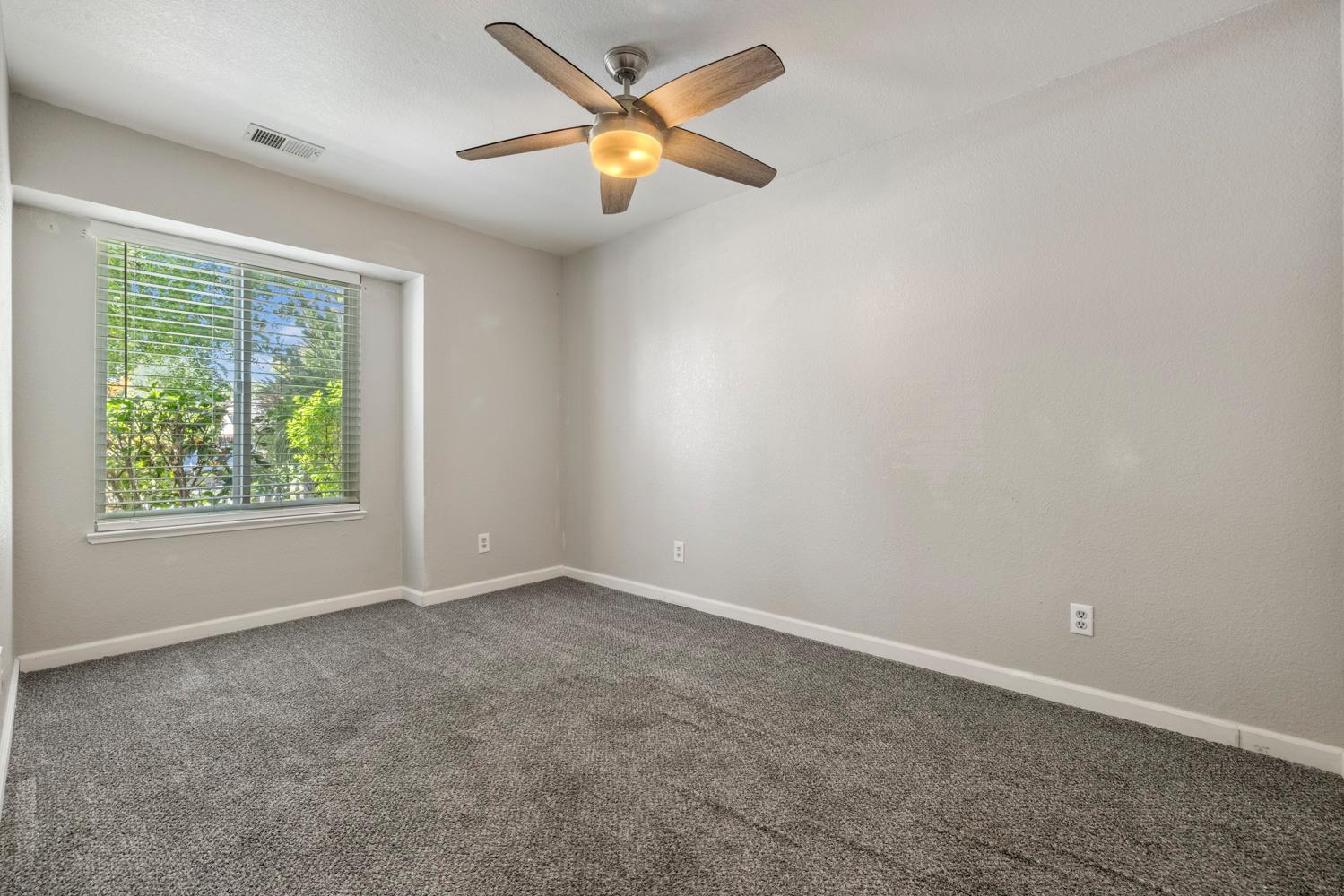 379 Shalako Dr, Oakdale, CA 95361