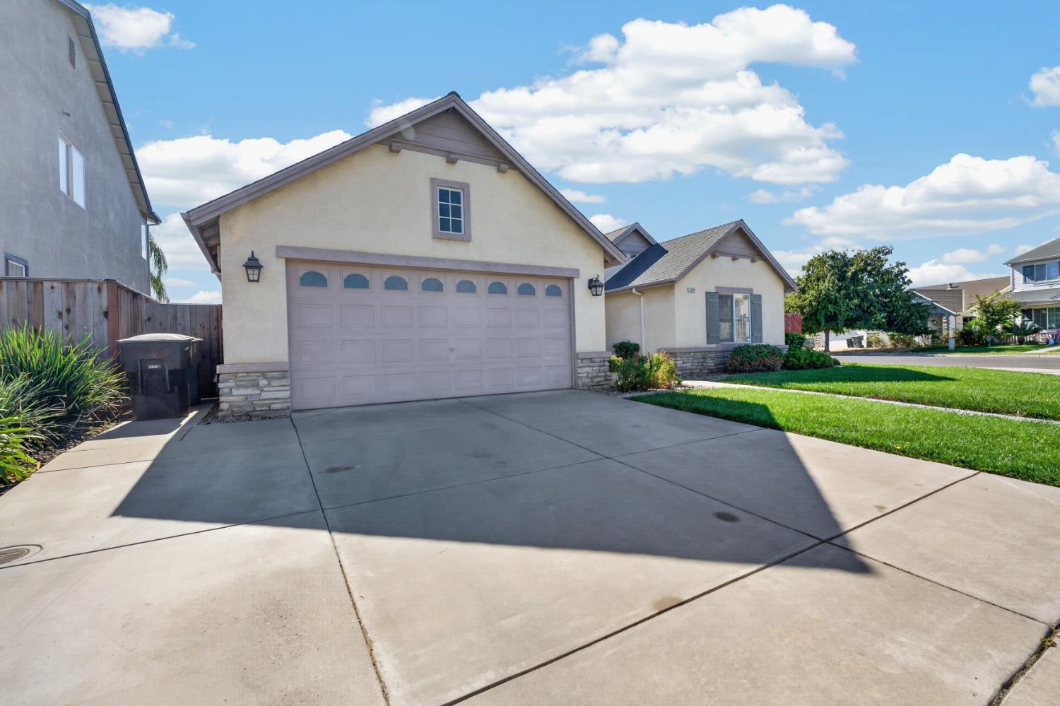 2502 Meadowgate Dr, Riverbank, CA 95367