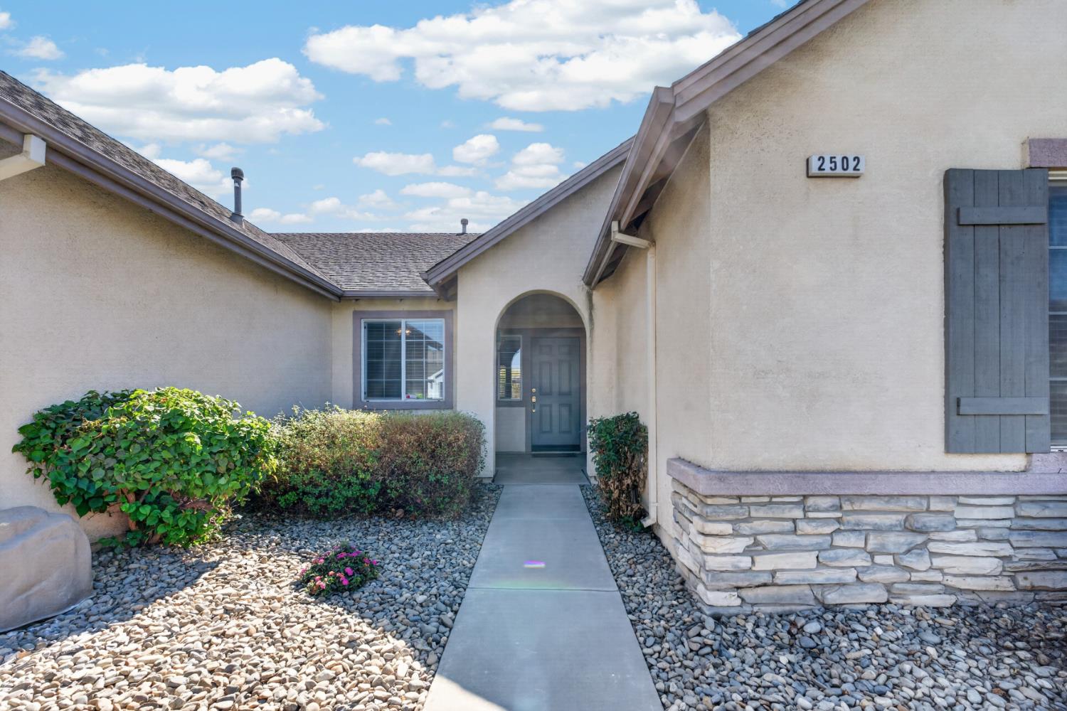 2502 Meadowgate Dr, Riverbank, CA 95367