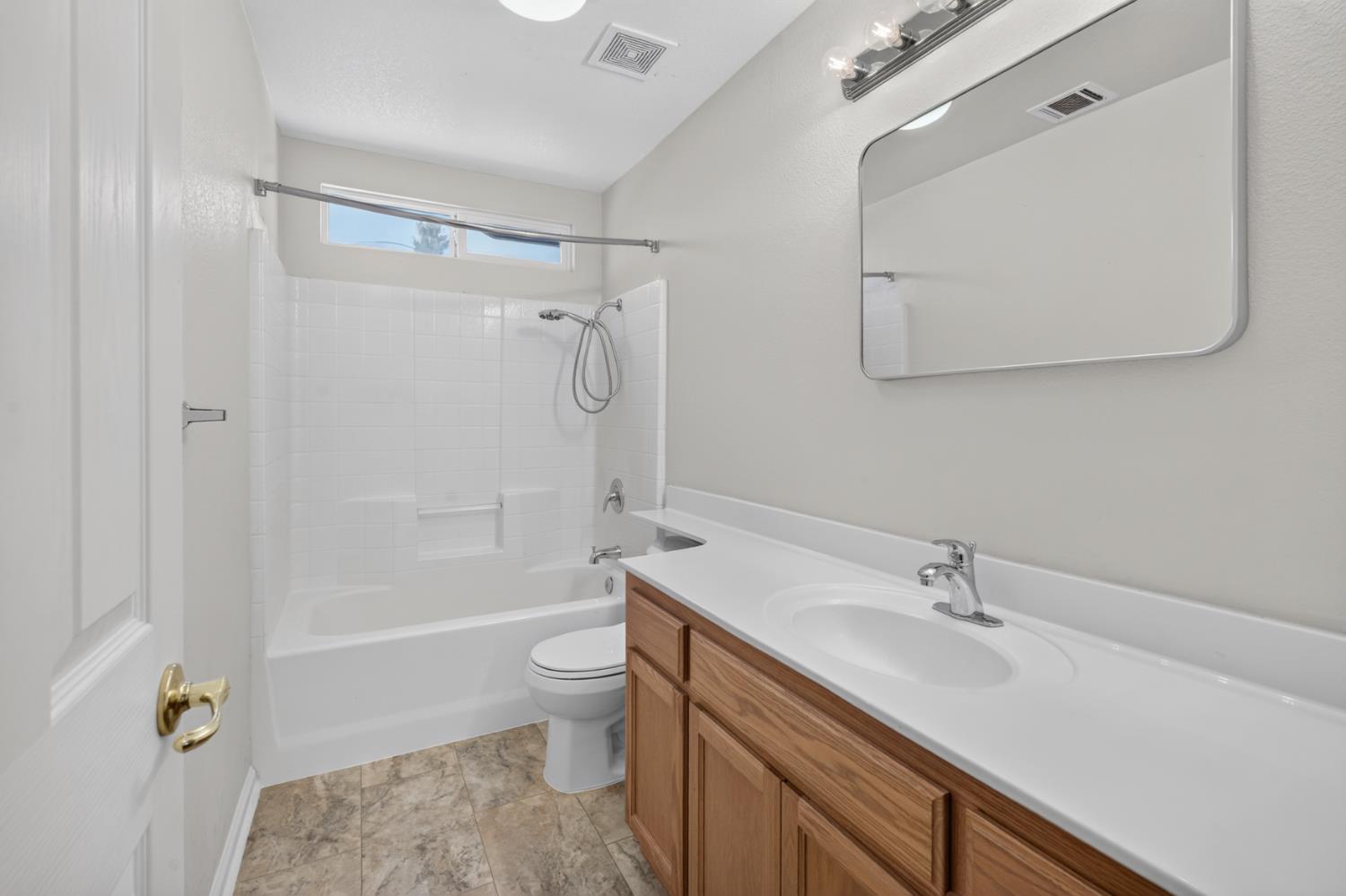 2502 Meadowgate Dr, Riverbank, CA 95367