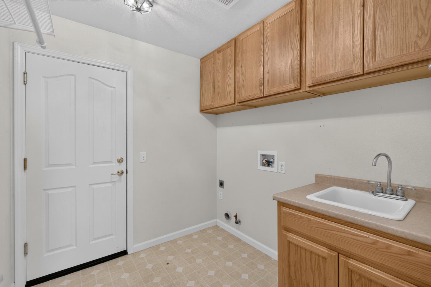 2502 Meadowgate Dr, Riverbank, CA 95367