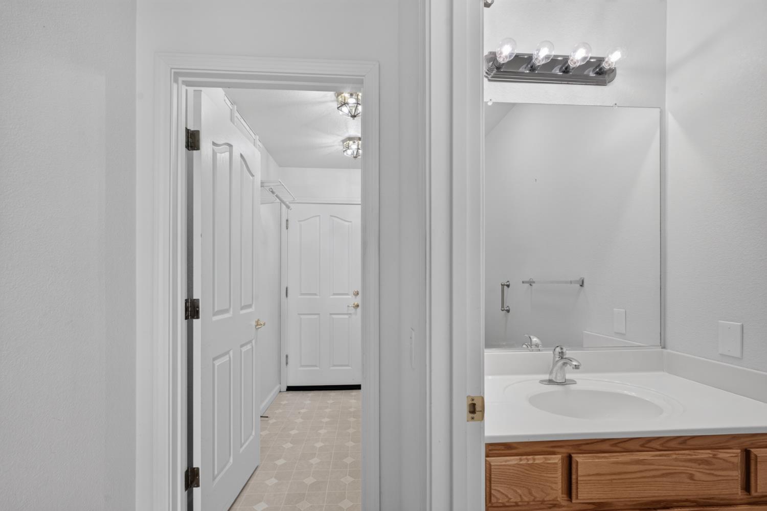 2502 Meadowgate Dr, Riverbank, CA 95367