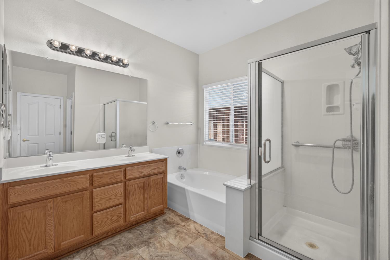 2502 Meadowgate Dr, Riverbank, CA 95367