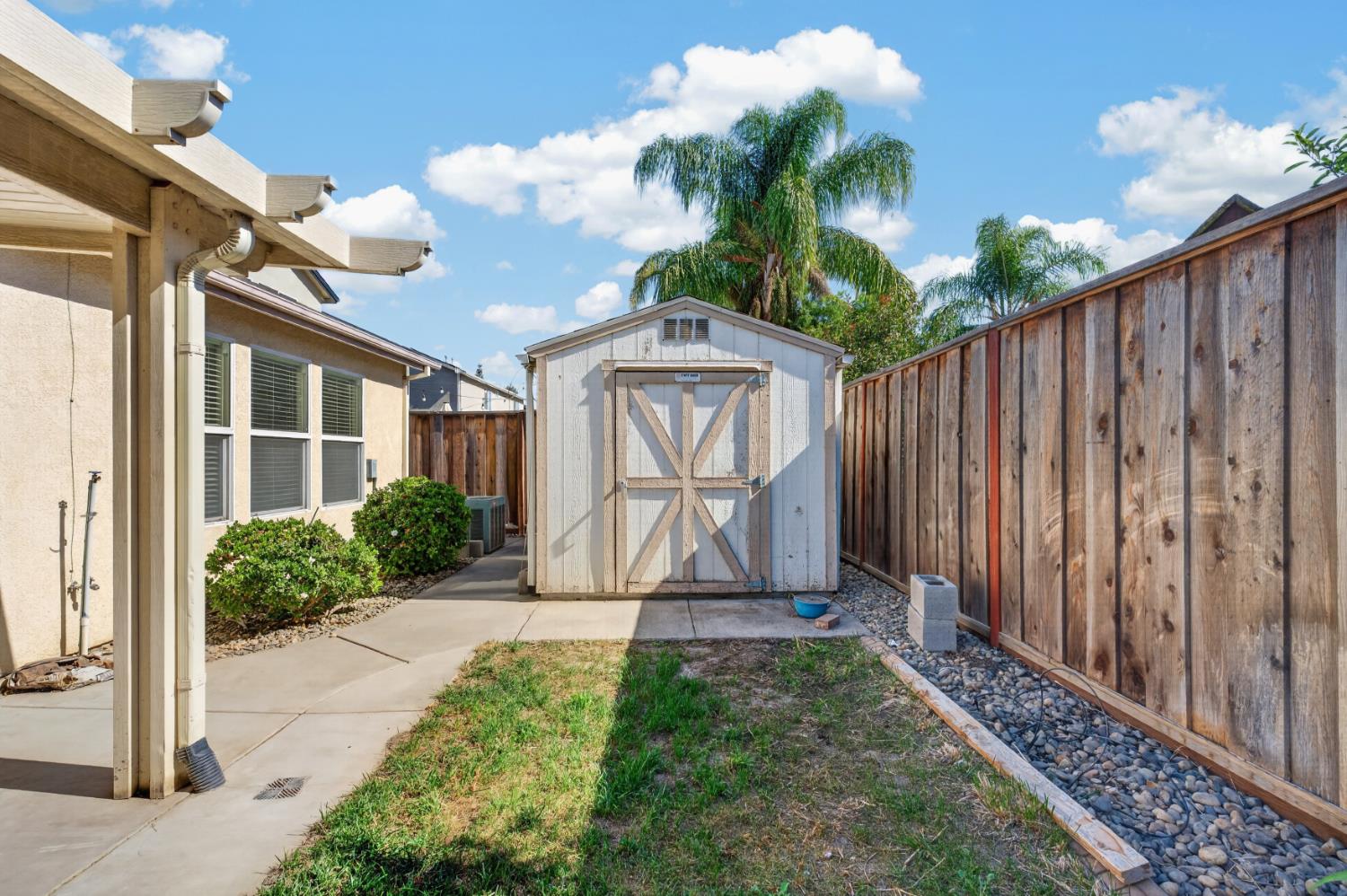 2502 Meadowgate Dr, Riverbank, CA 95367