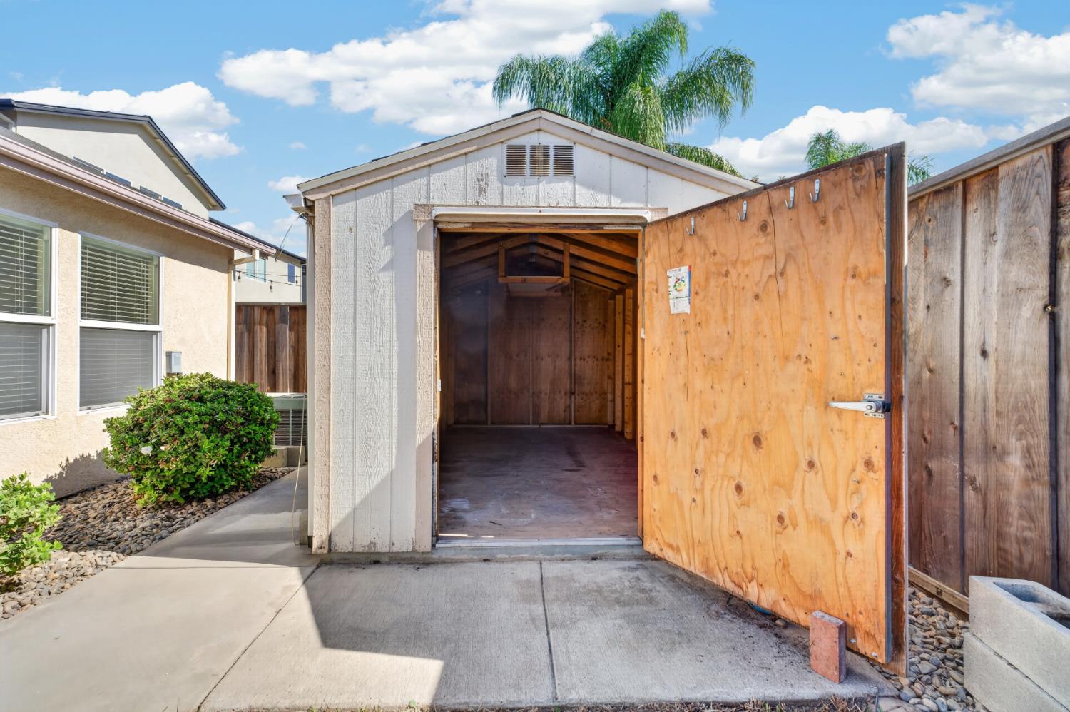 2502 Meadowgate Dr, Riverbank, CA 95367