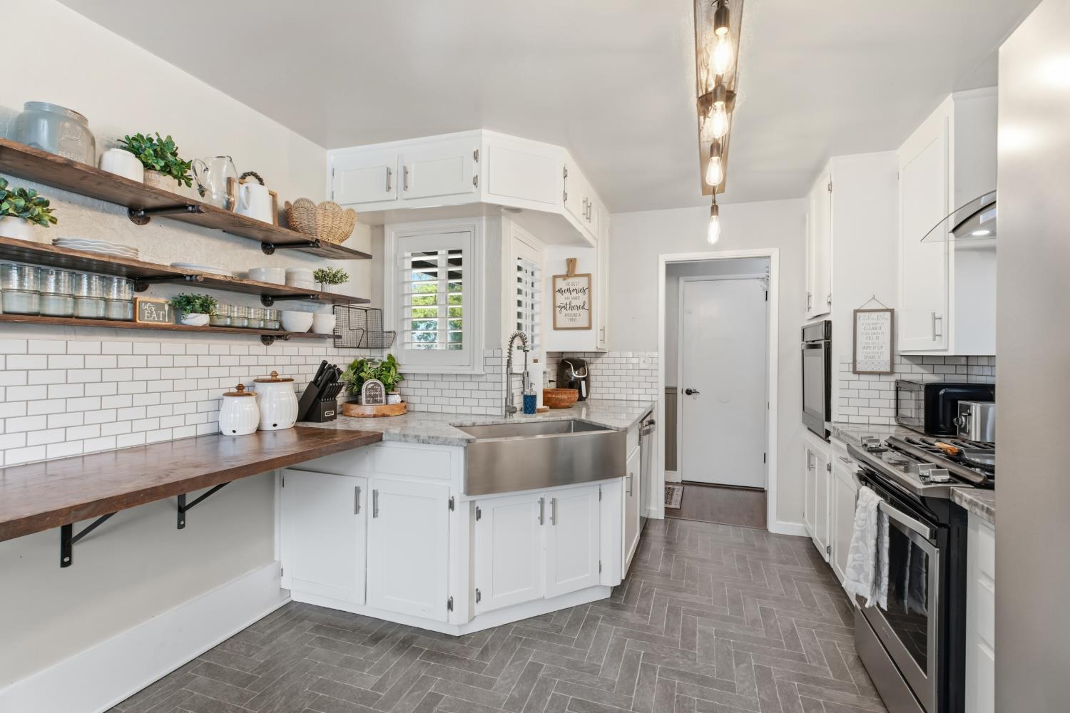 320 S Western Ave, Waterford, CA 95386