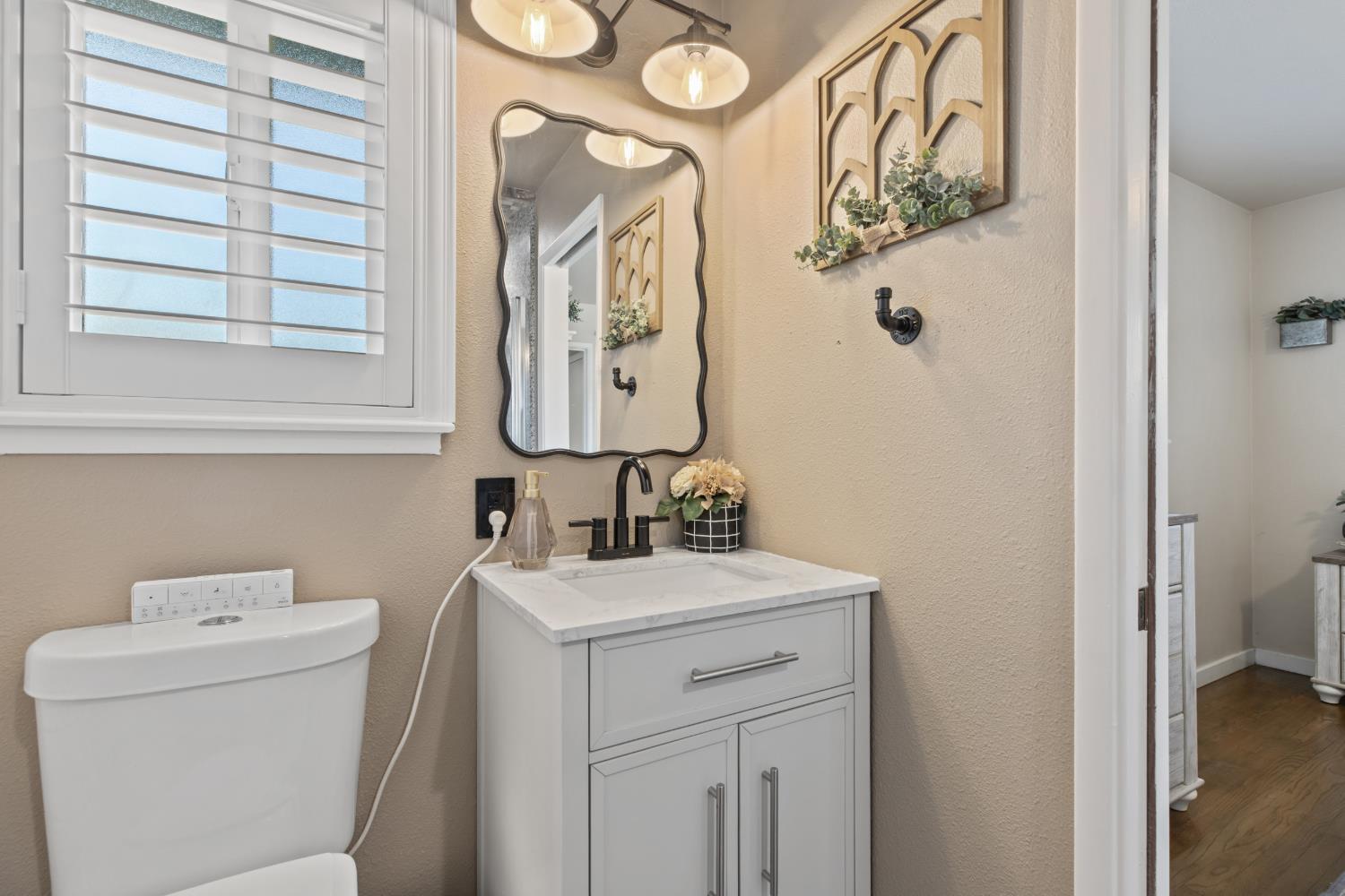 320 S Western Ave, Waterford, CA 95386