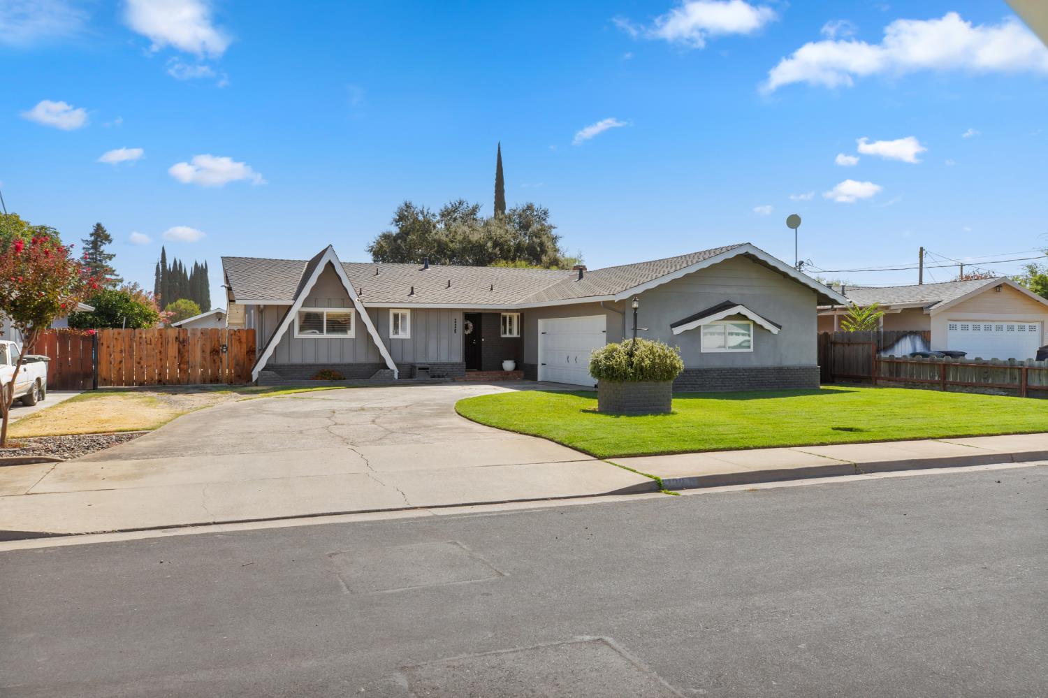 320 S Western Ave, Waterford, CA 95386