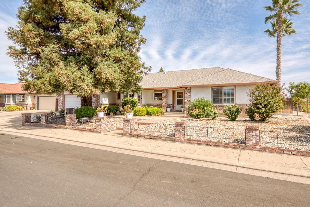 512 Thompson Way, Escalon, CA 95320