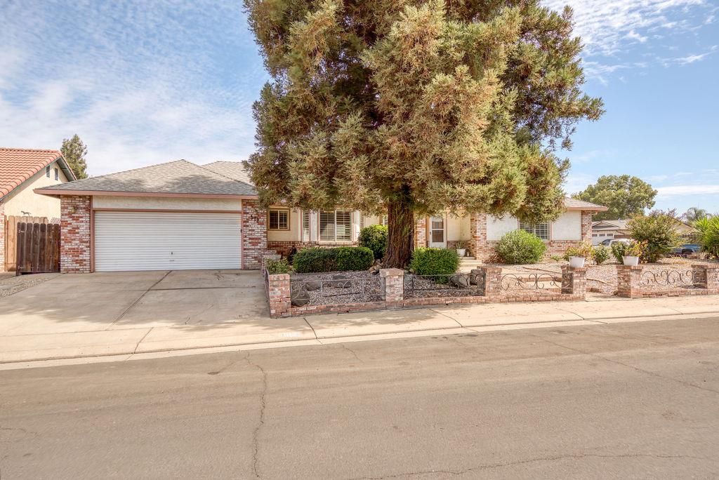 512 Thompson Way, Escalon, CA 95320